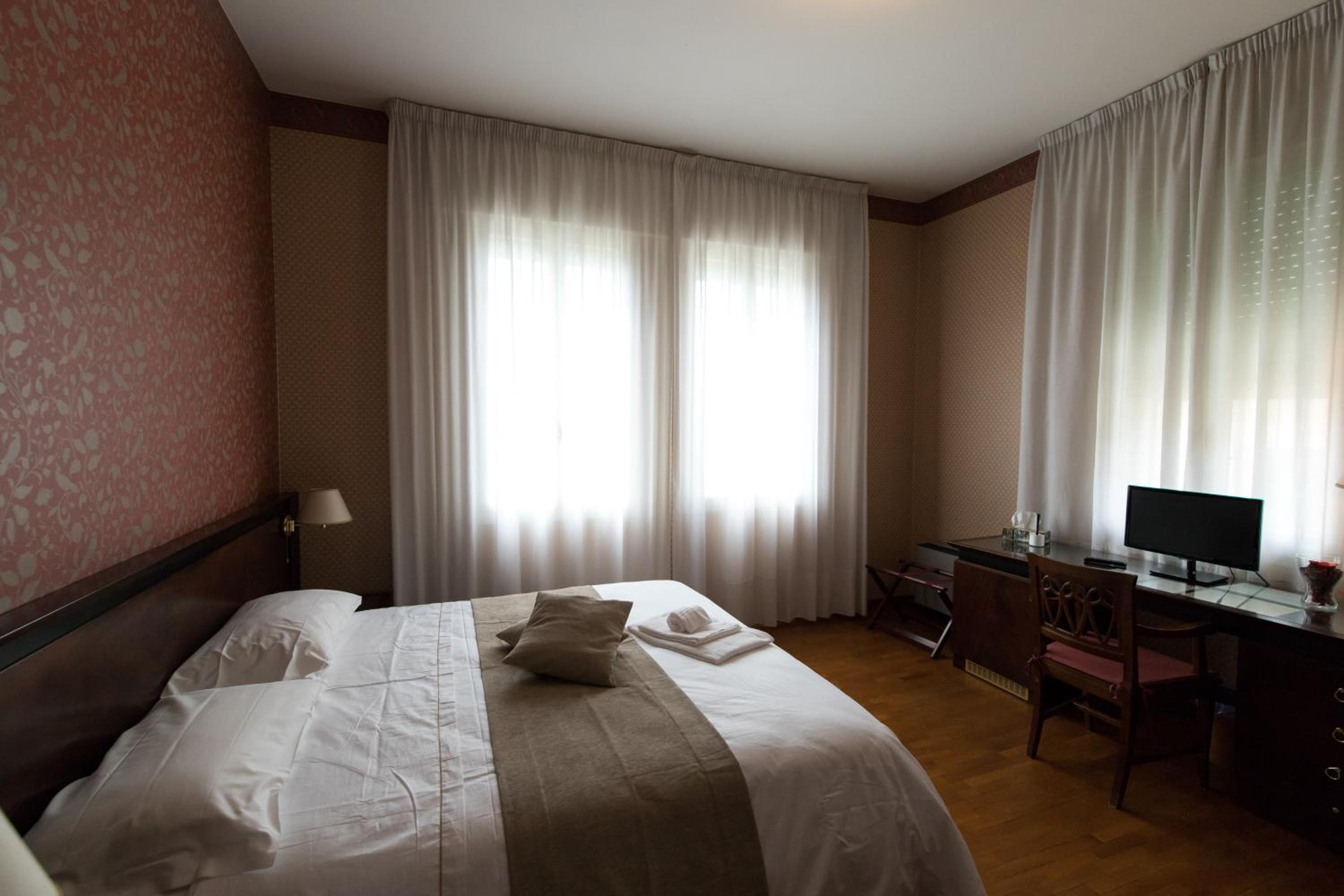 Double or Twin Room photo 2