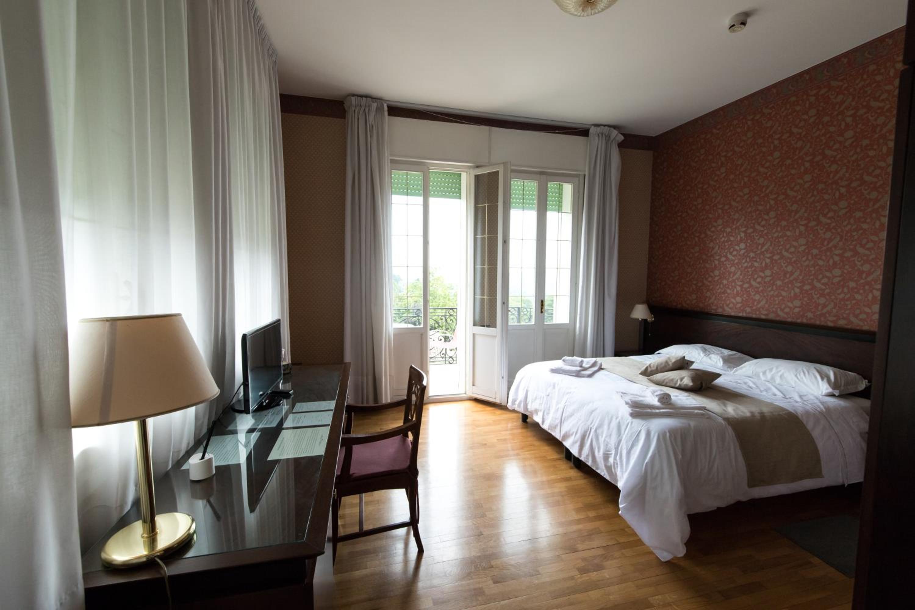 Deluxe Double Room with Balcony photo 2