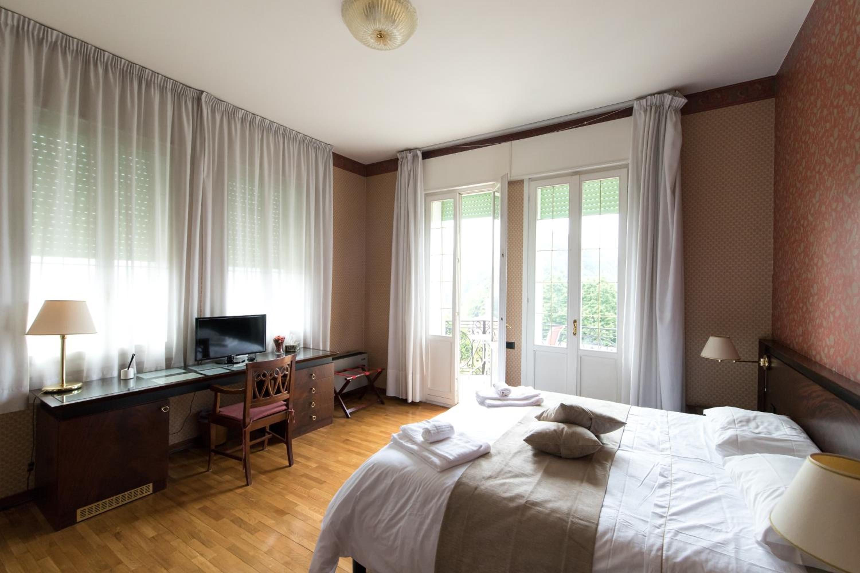 Deluxe Double Room with Balcony photo 3