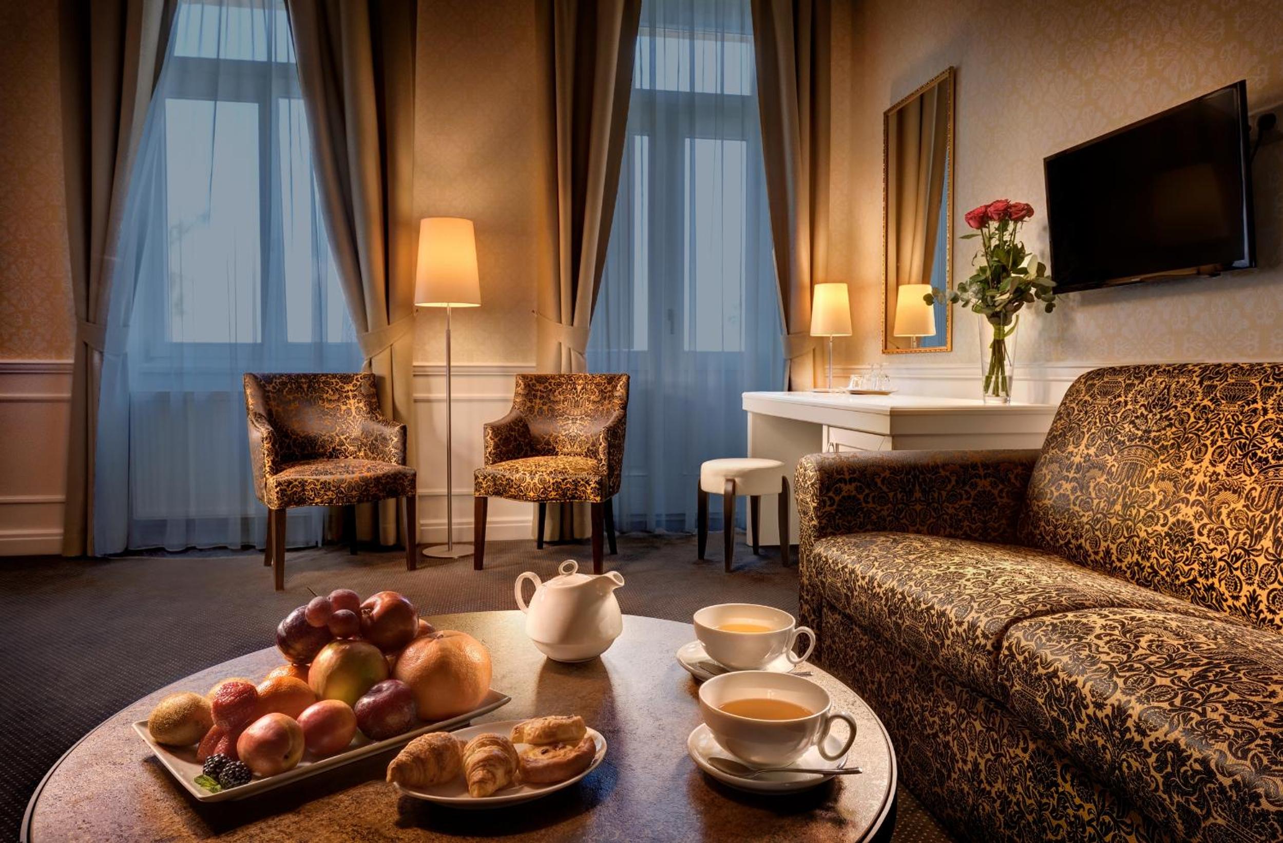 Deluxe Room with Extra Bed photo 1