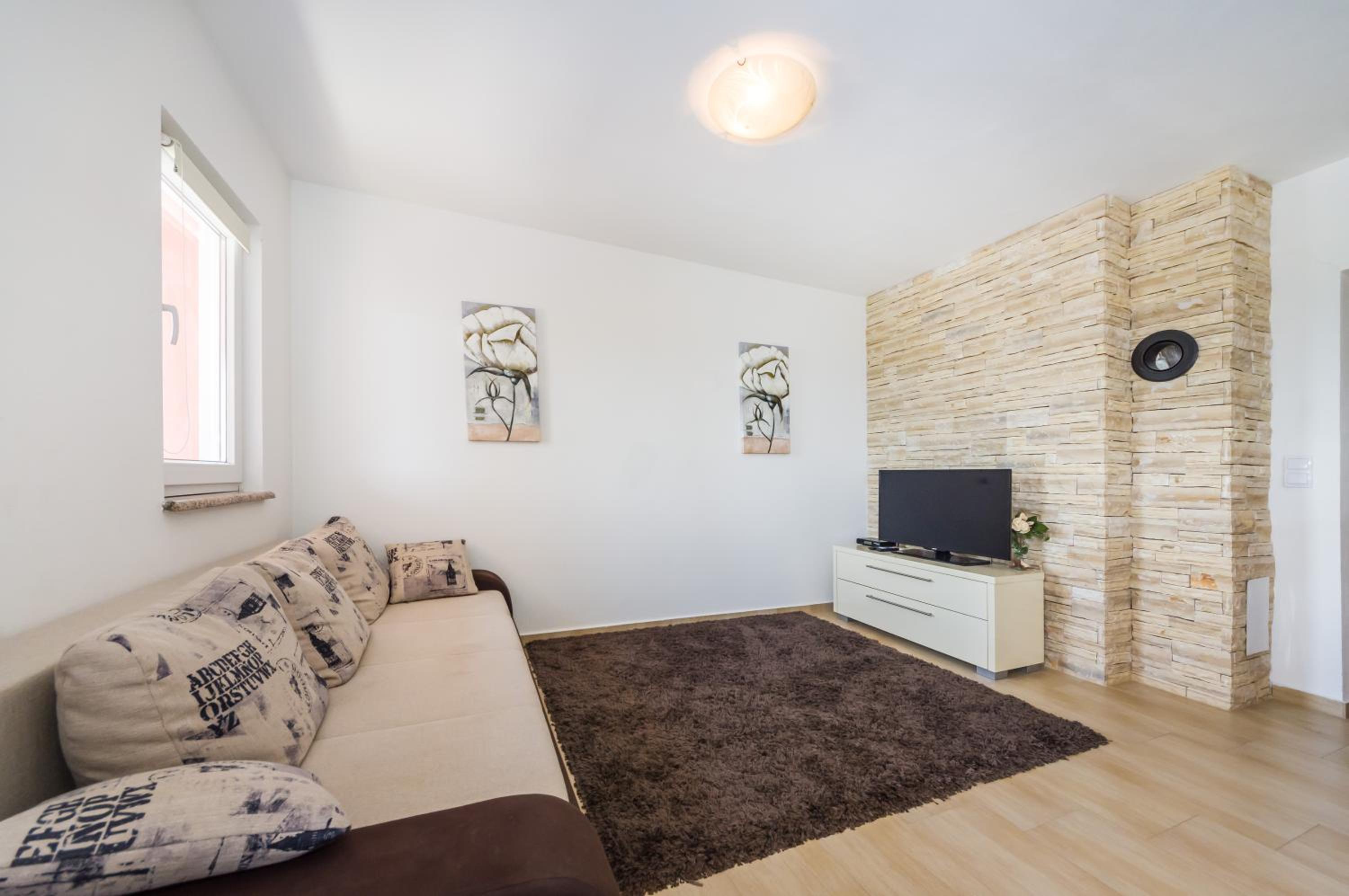 One-Bedroom Apartment with Balcony and Sea View photo 3
