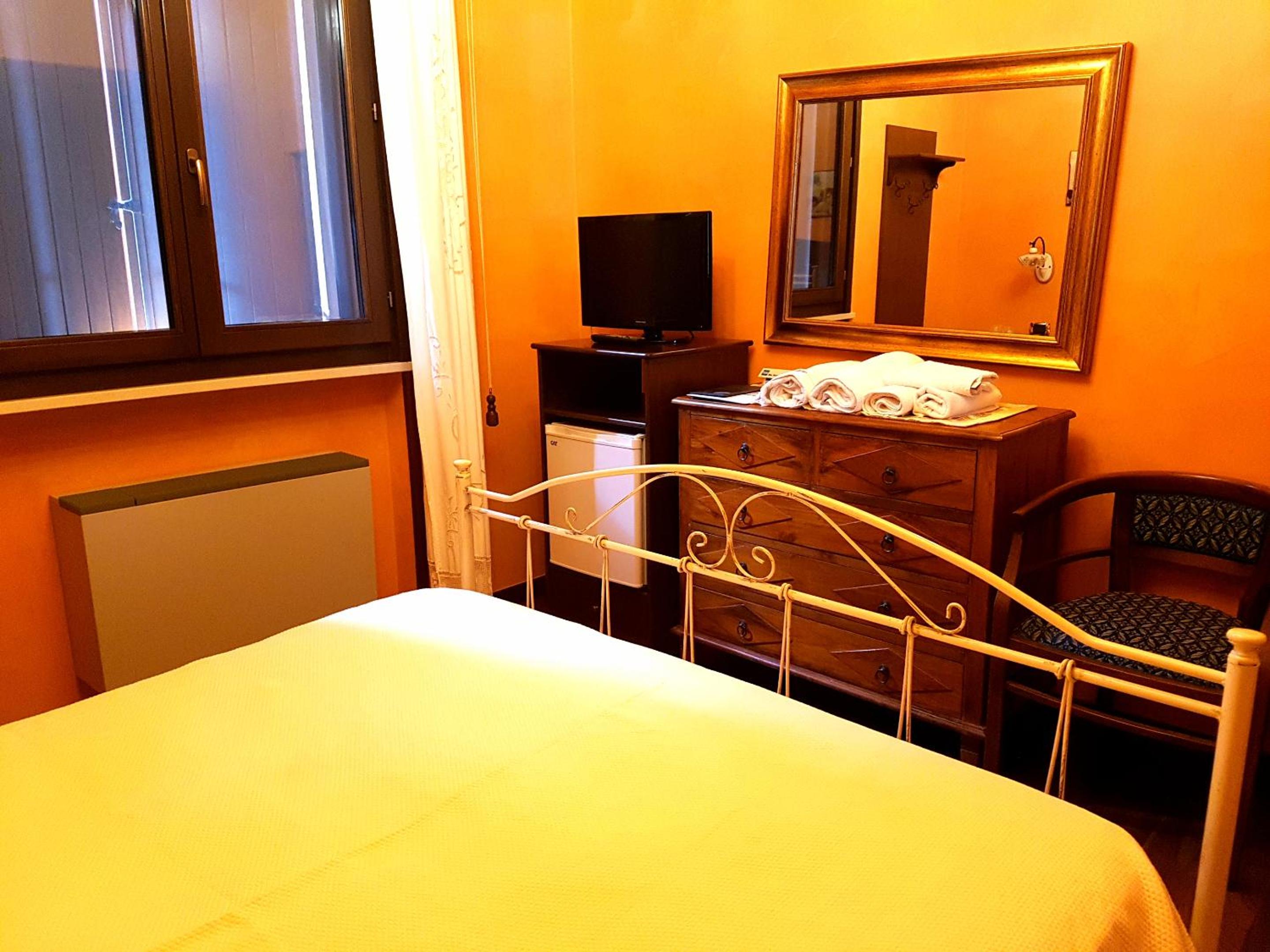 Economy Double Room With Private External Bathroom photo 3