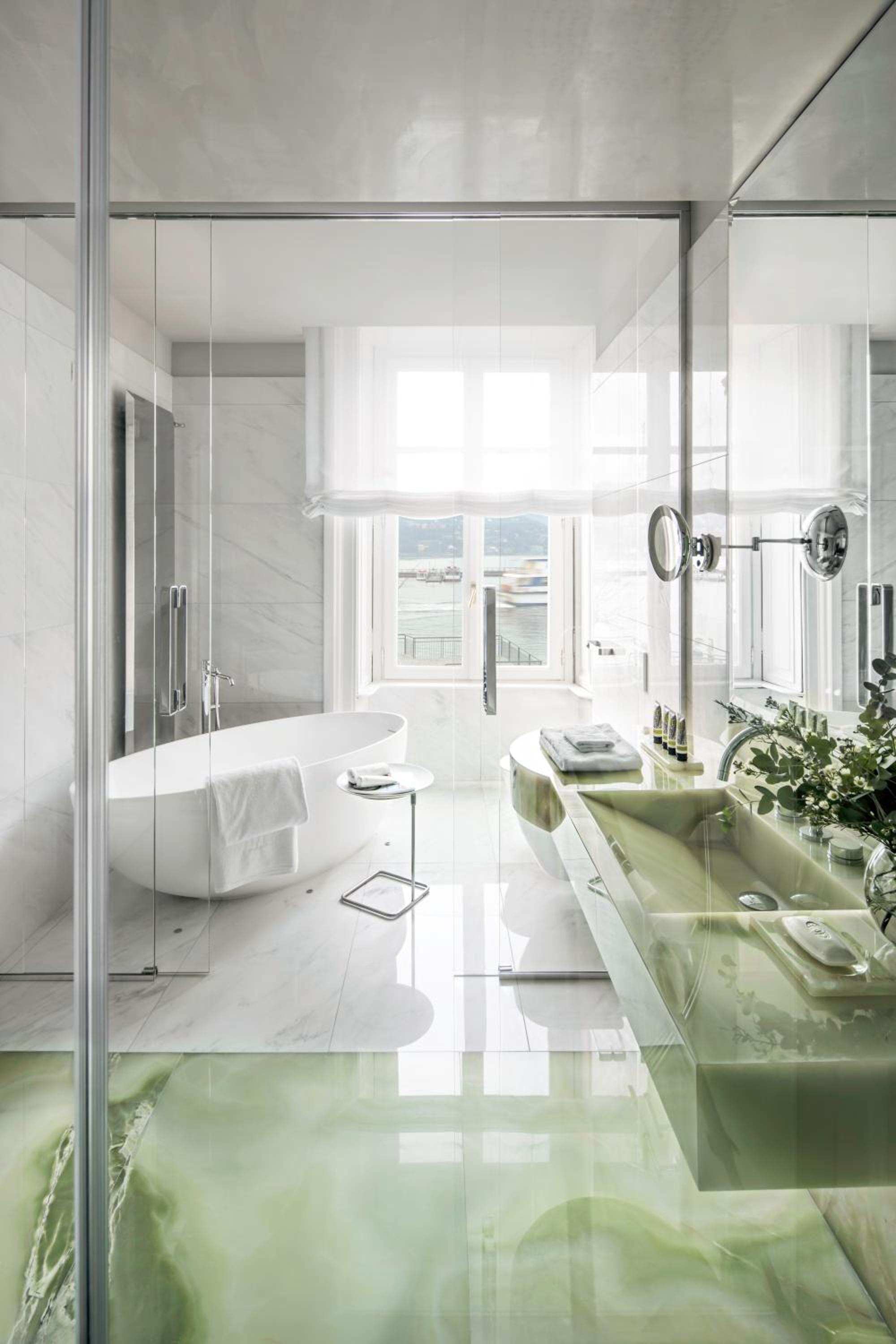 Junior Suite with Lake View thumbnail 5