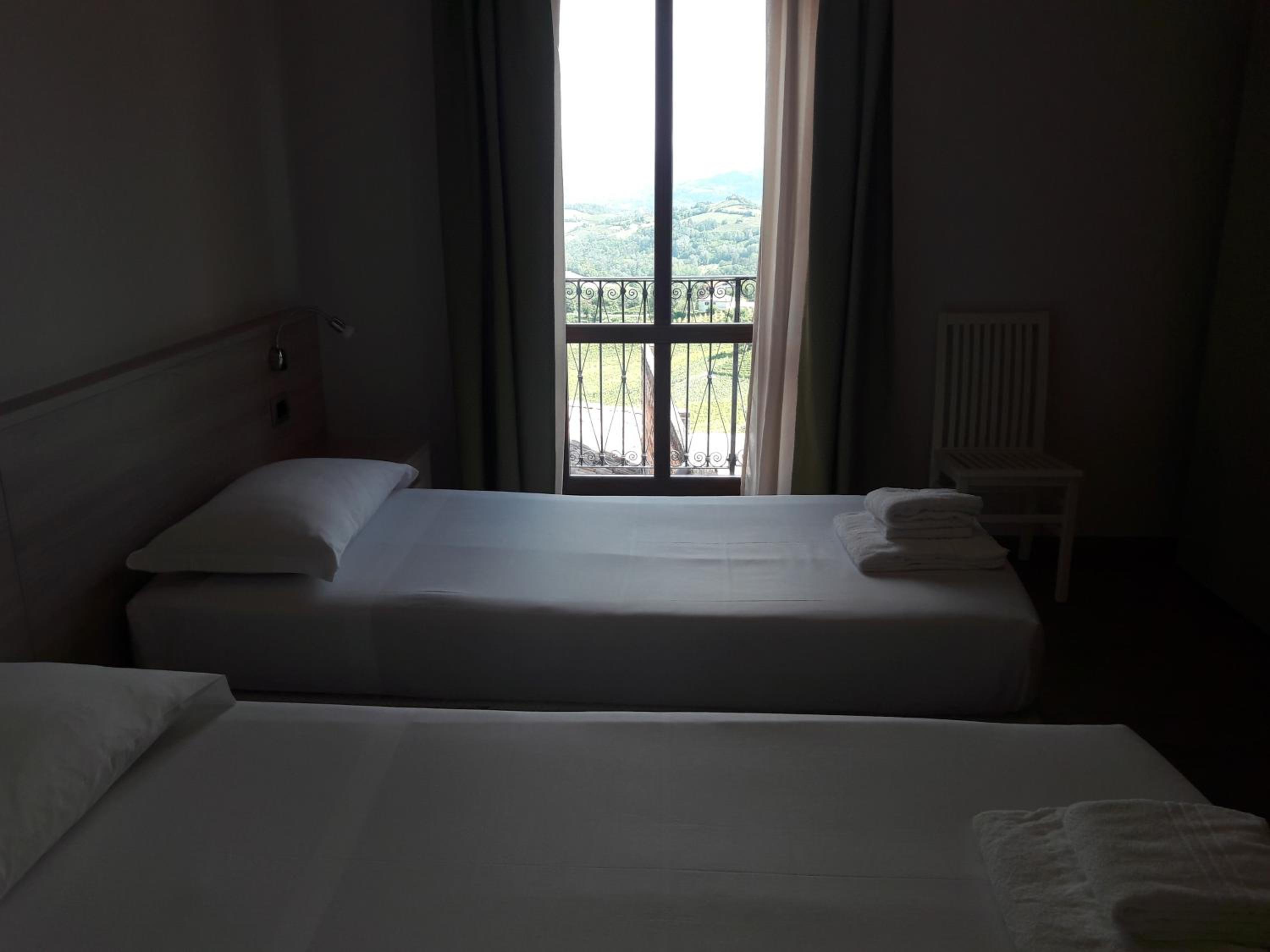 Deluxe Double Room with Balcony - Photo 4
