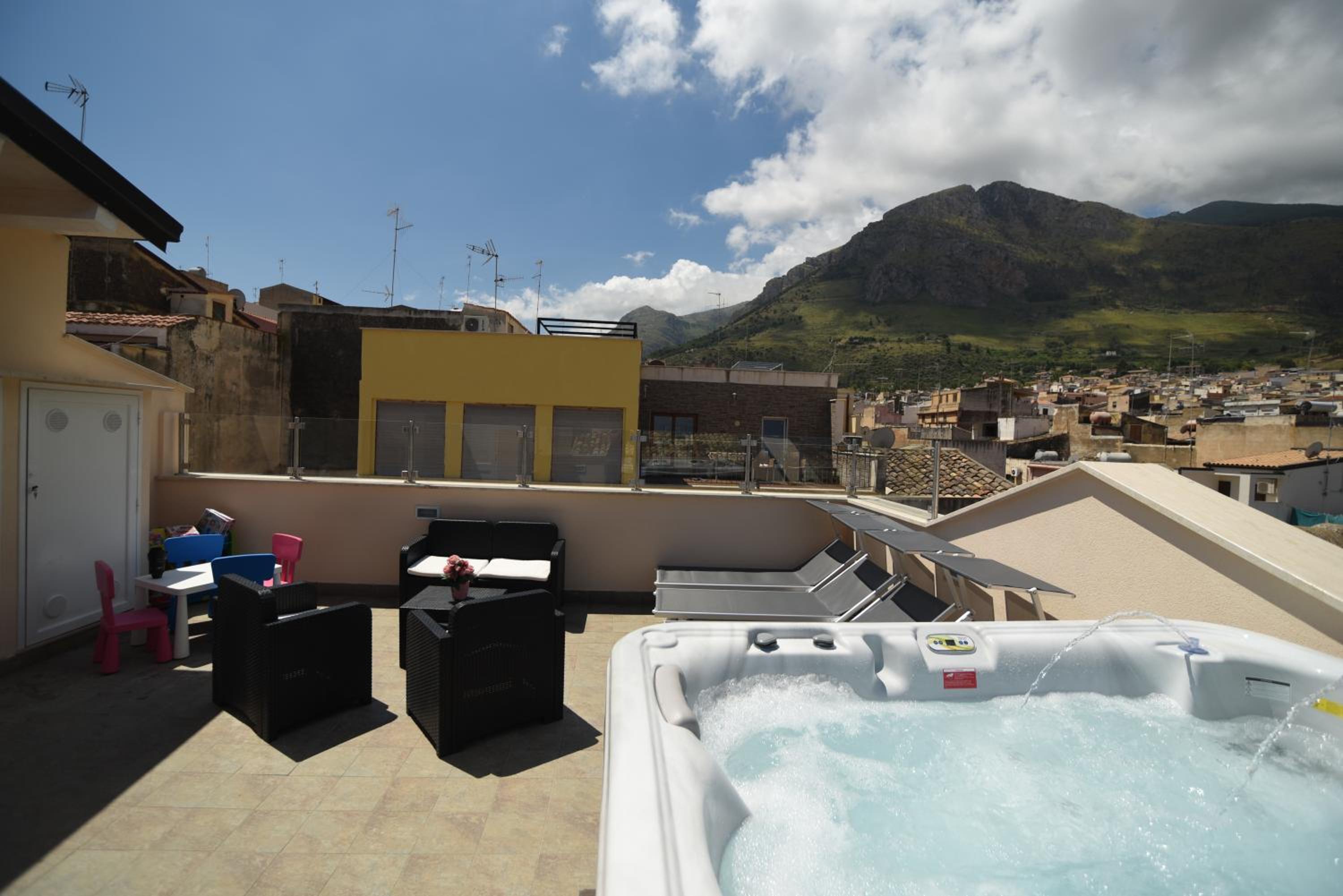 Apartment with Balcony photo 2