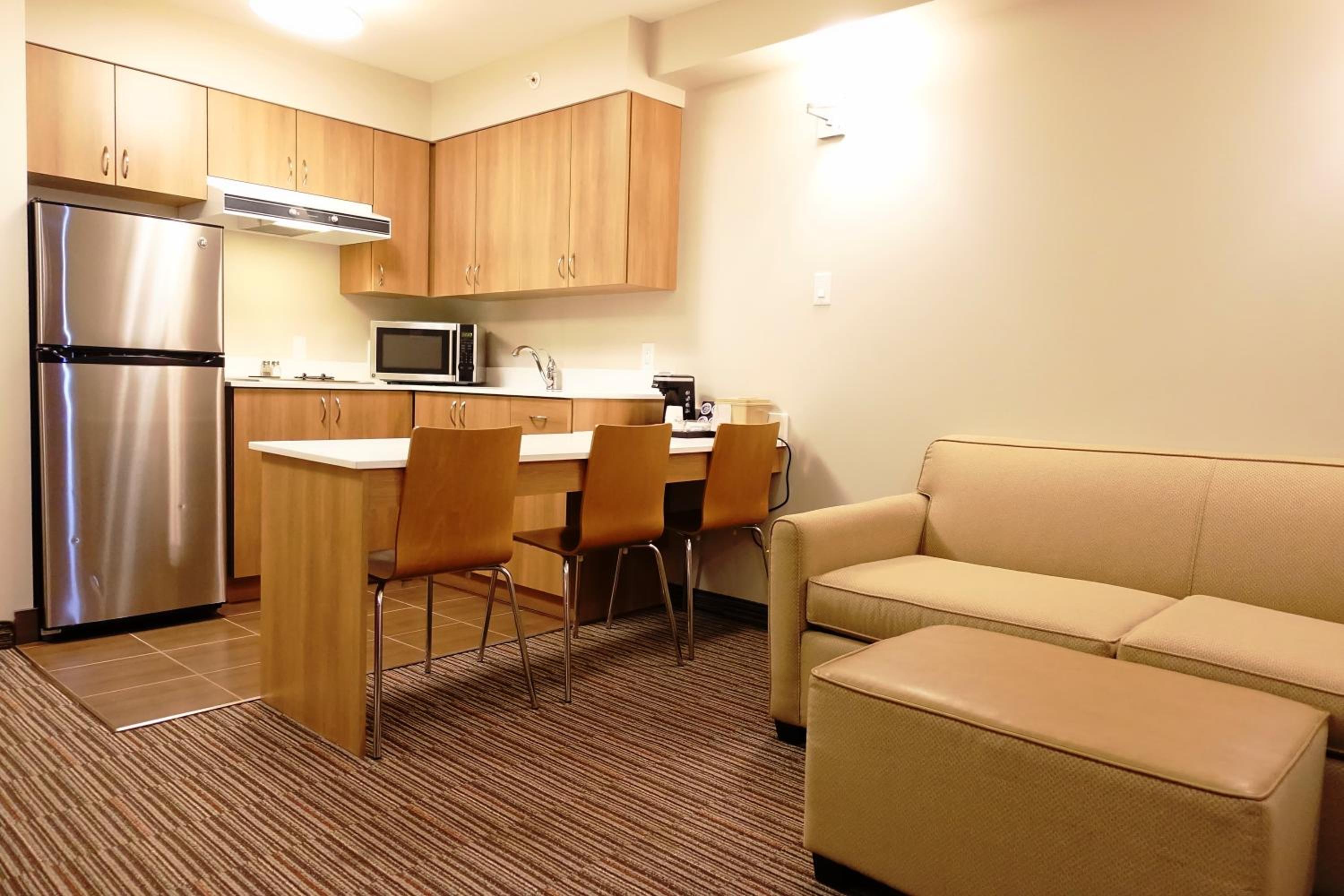 Superior Queen Suite - Non-Smoking