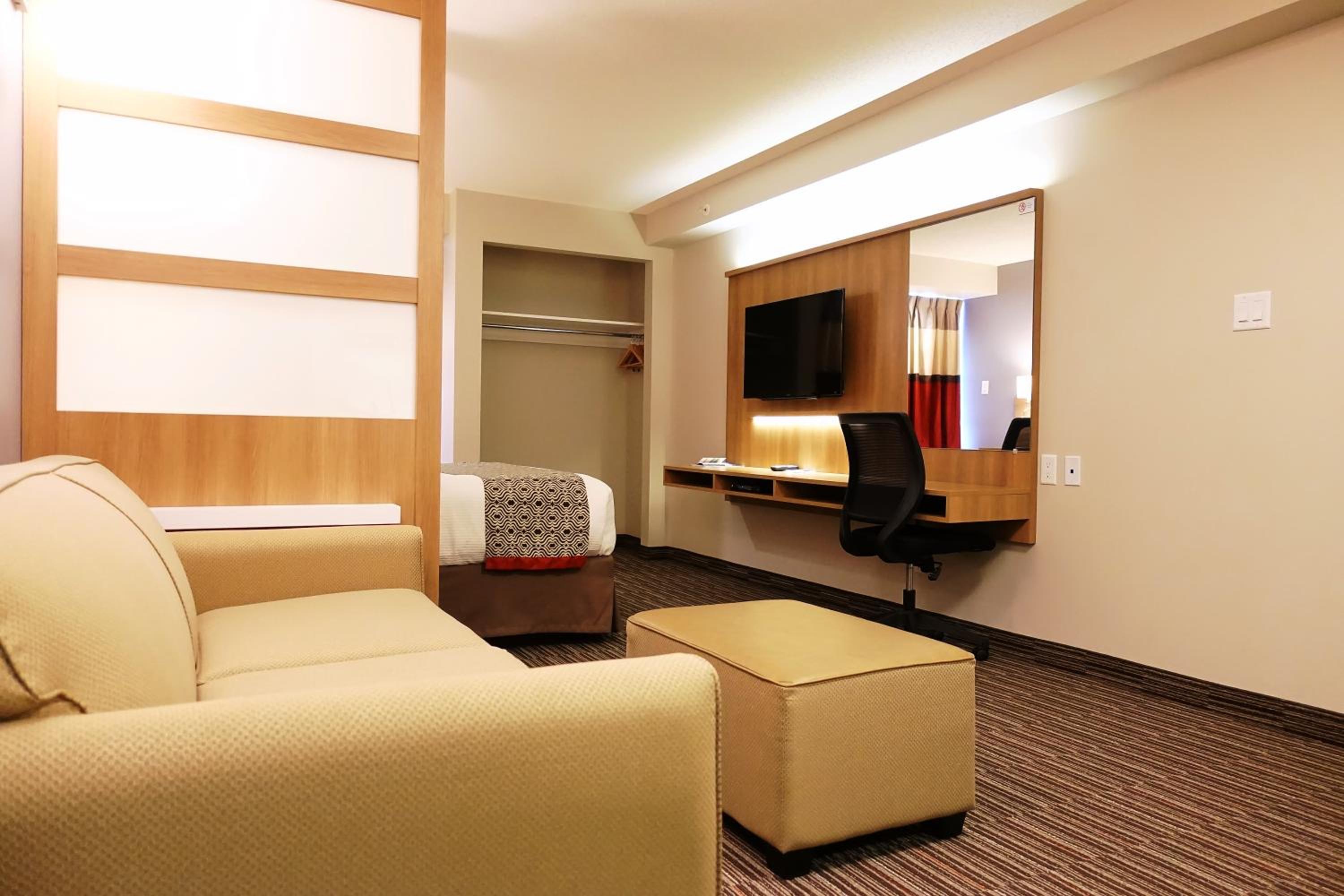 Queen Suite - Non-Smoking photo 3