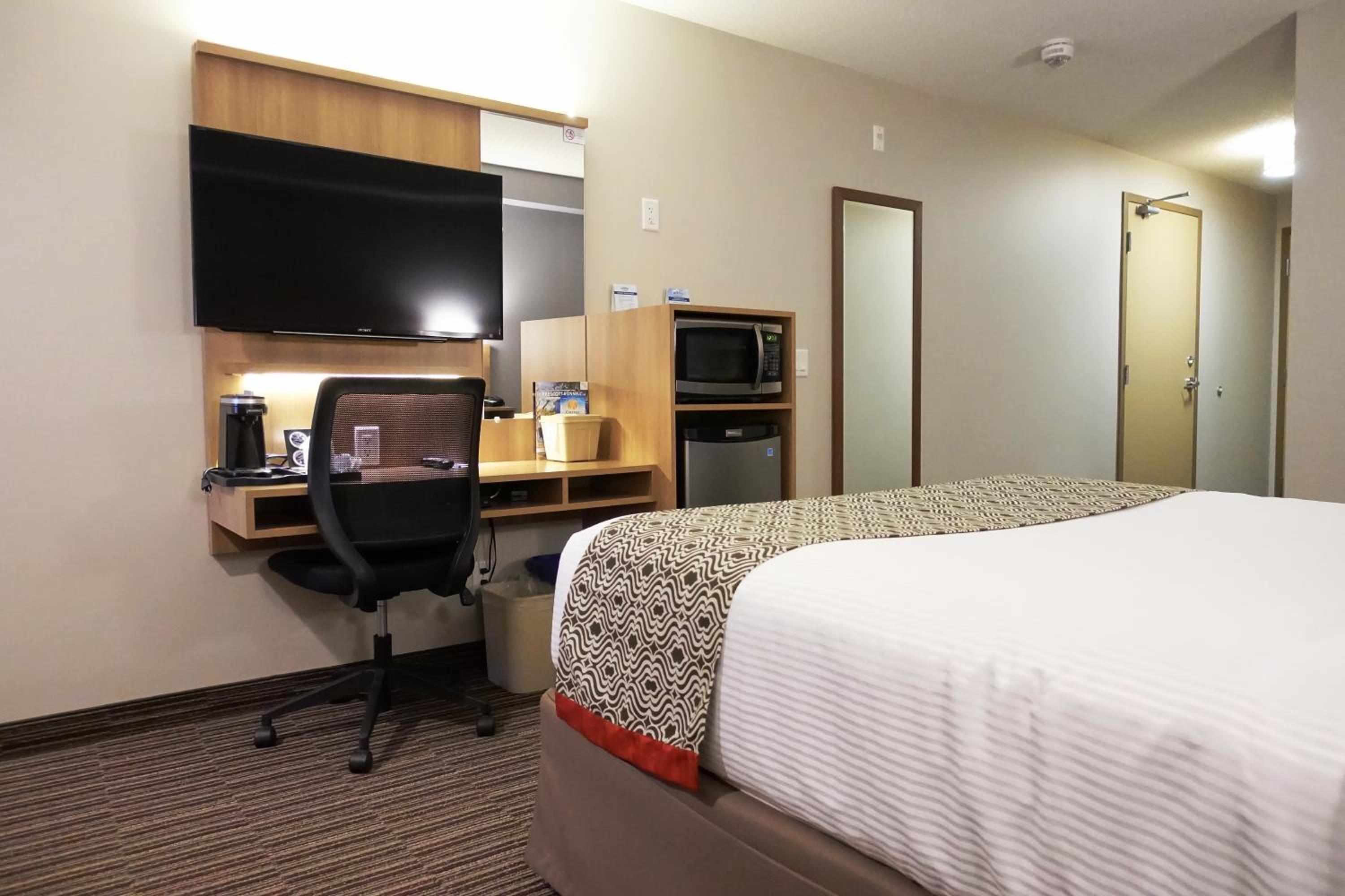 Queen Room with Roll-In Shower - Mobility Accessible/Non-Smoking photo 2