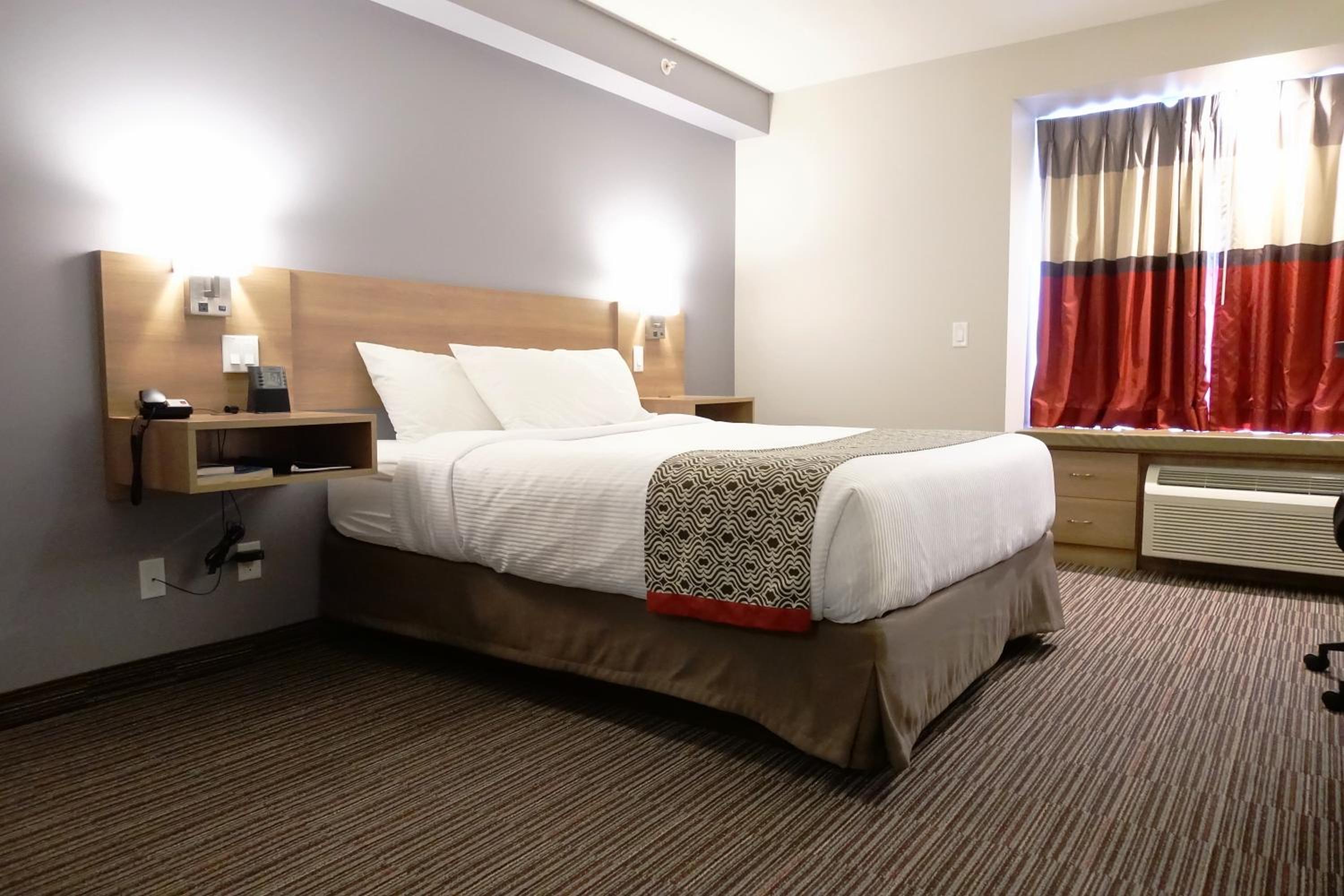 Queen Room with Roll-In Shower - Mobility Accessible/Non-Smoking photo 3
