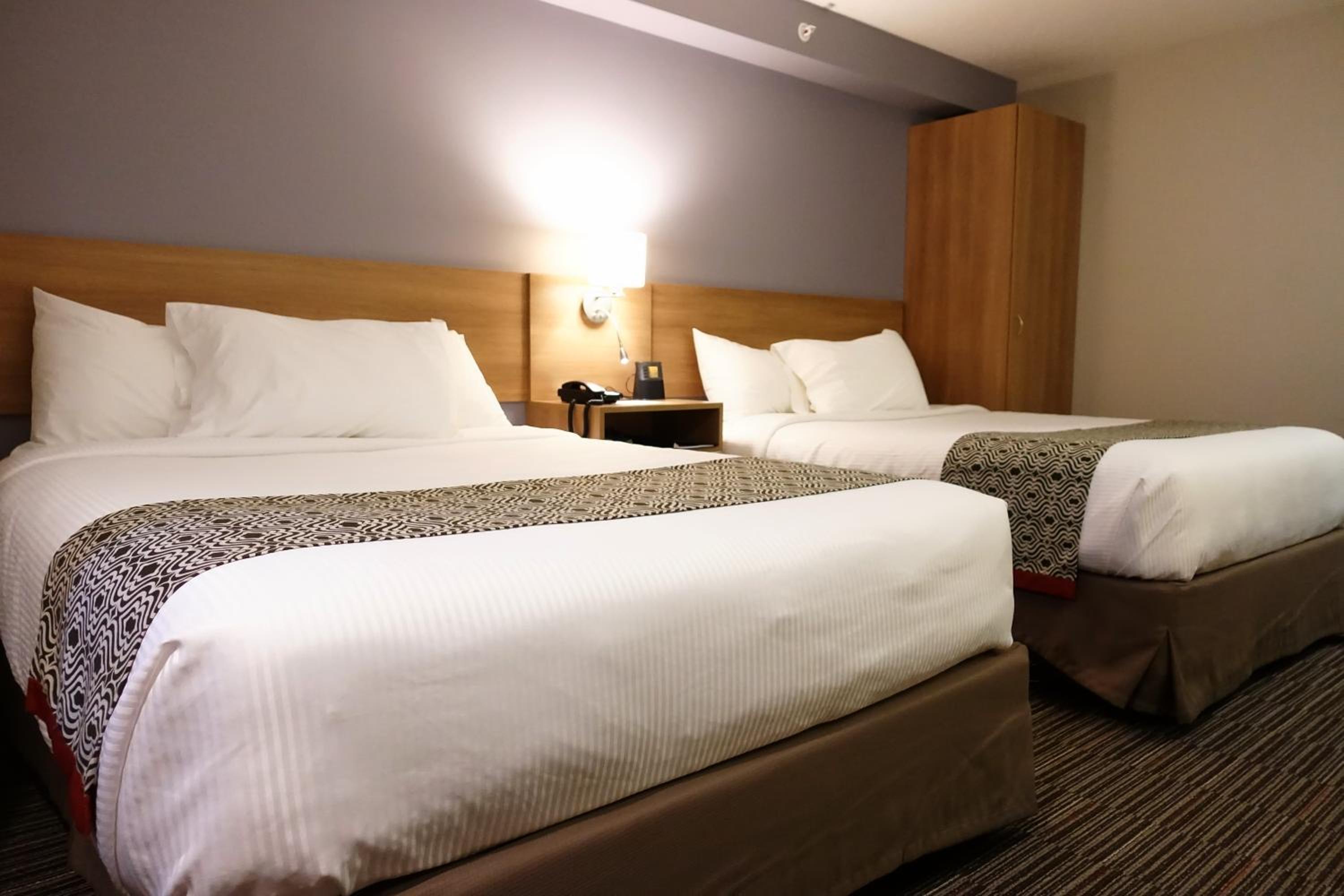 Queen Room with Two Queen Beds - Non-Smoking photo 3