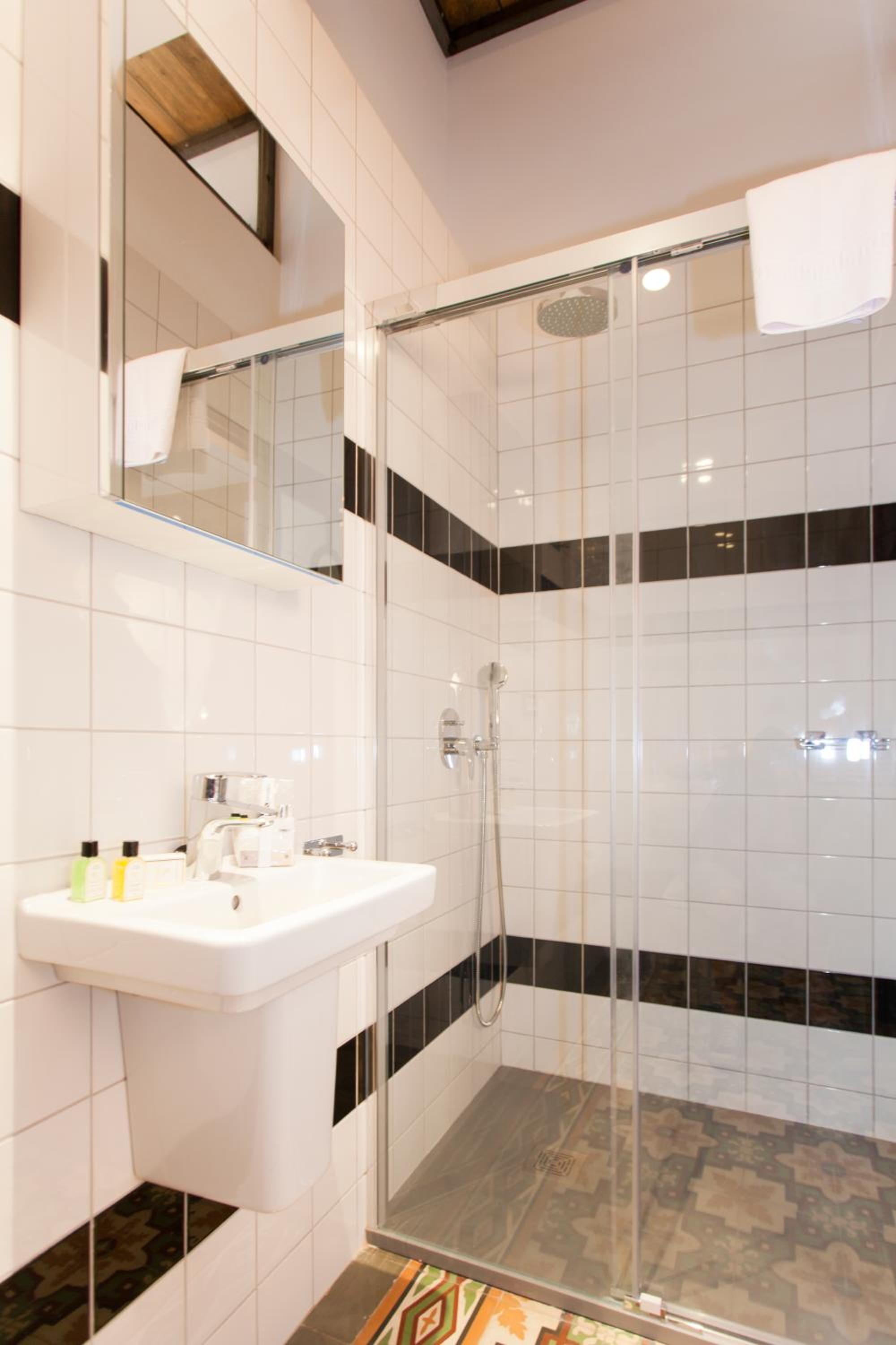 Standard Double Room - Photo 9