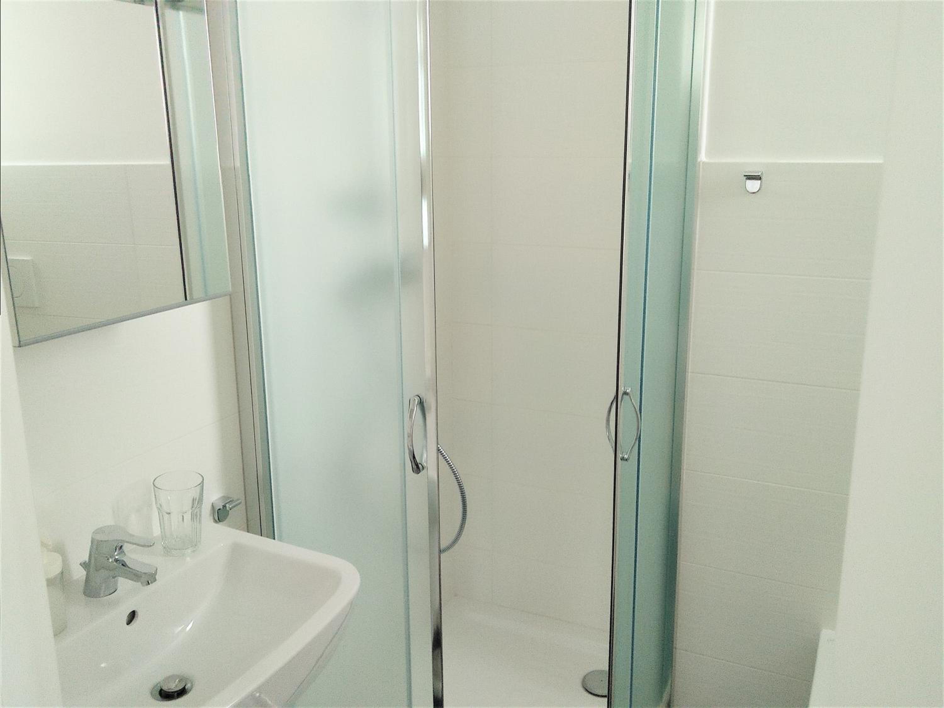 Large Double Room - Photo 5