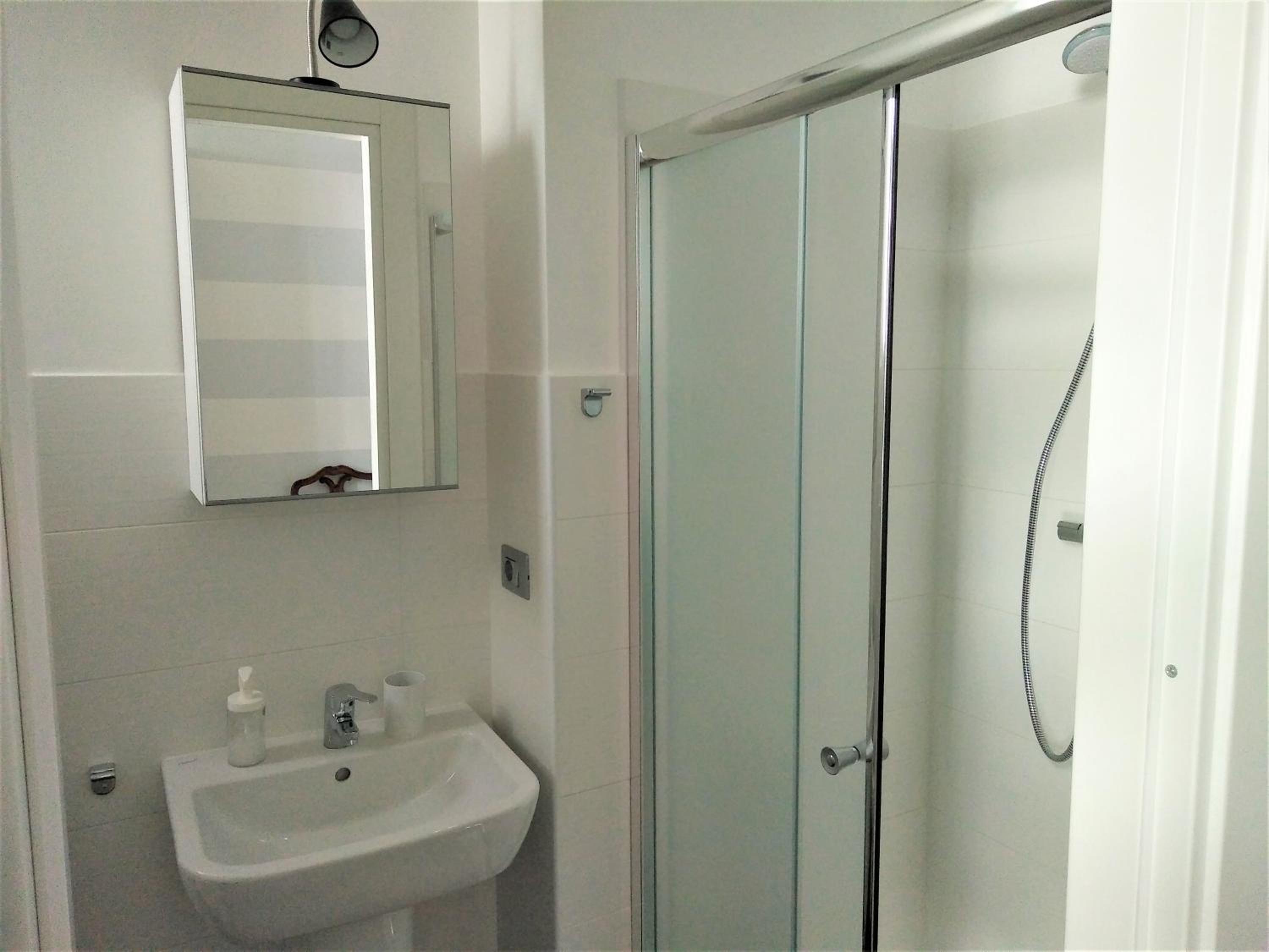 Large Double Room - Photo 6