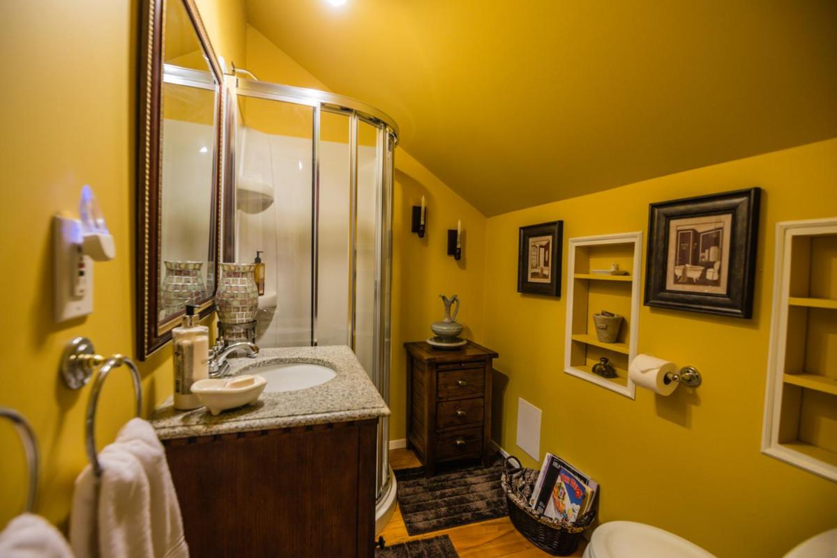 Queen Room With Shared Bathroom photo 1