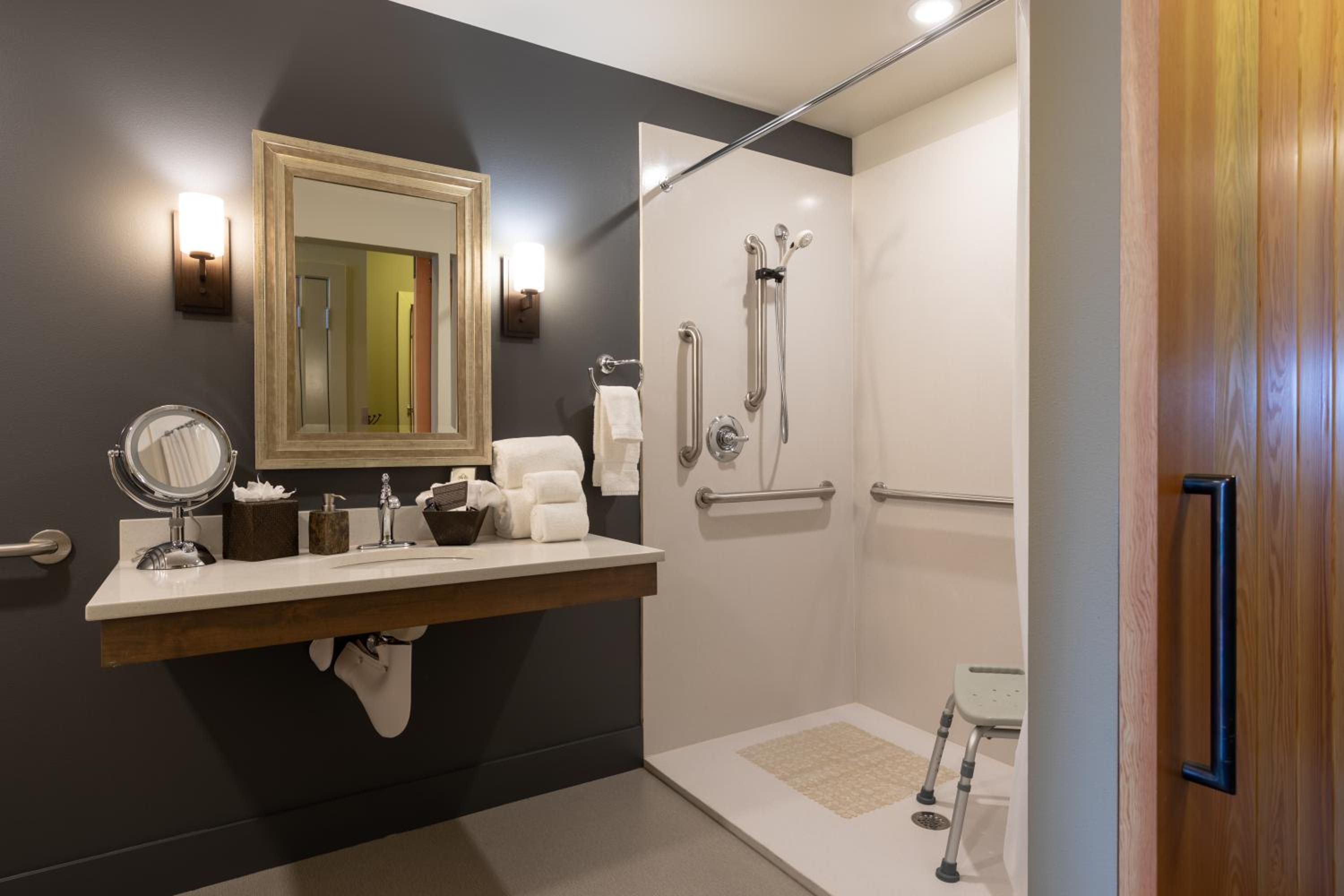 Queen Room with Two Queen Beds - Accessible (If you do not require ADA kindly consider another room if available) photo 3