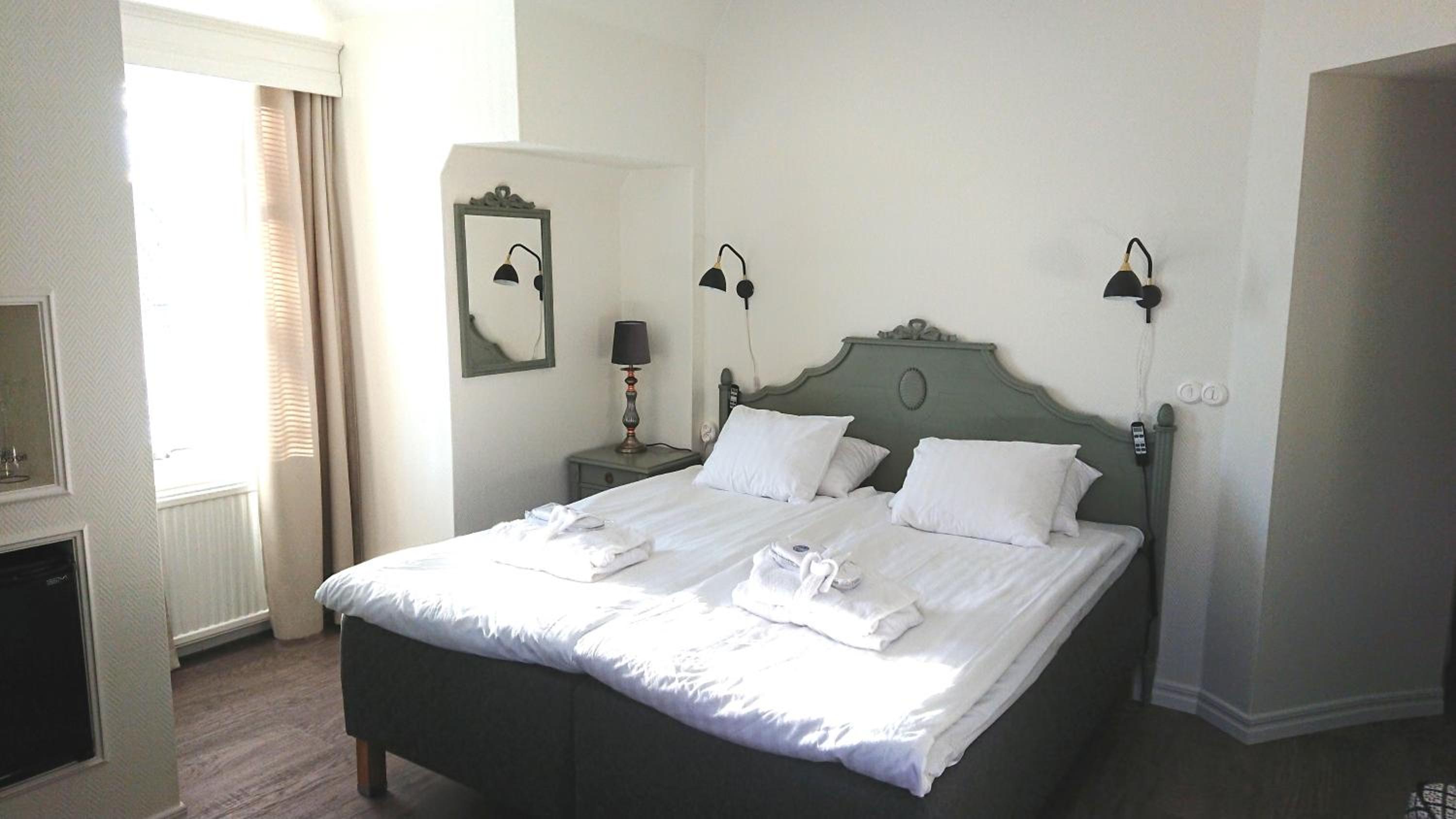 Junior Suite with King Bed - Non-Smoking - Photo 10