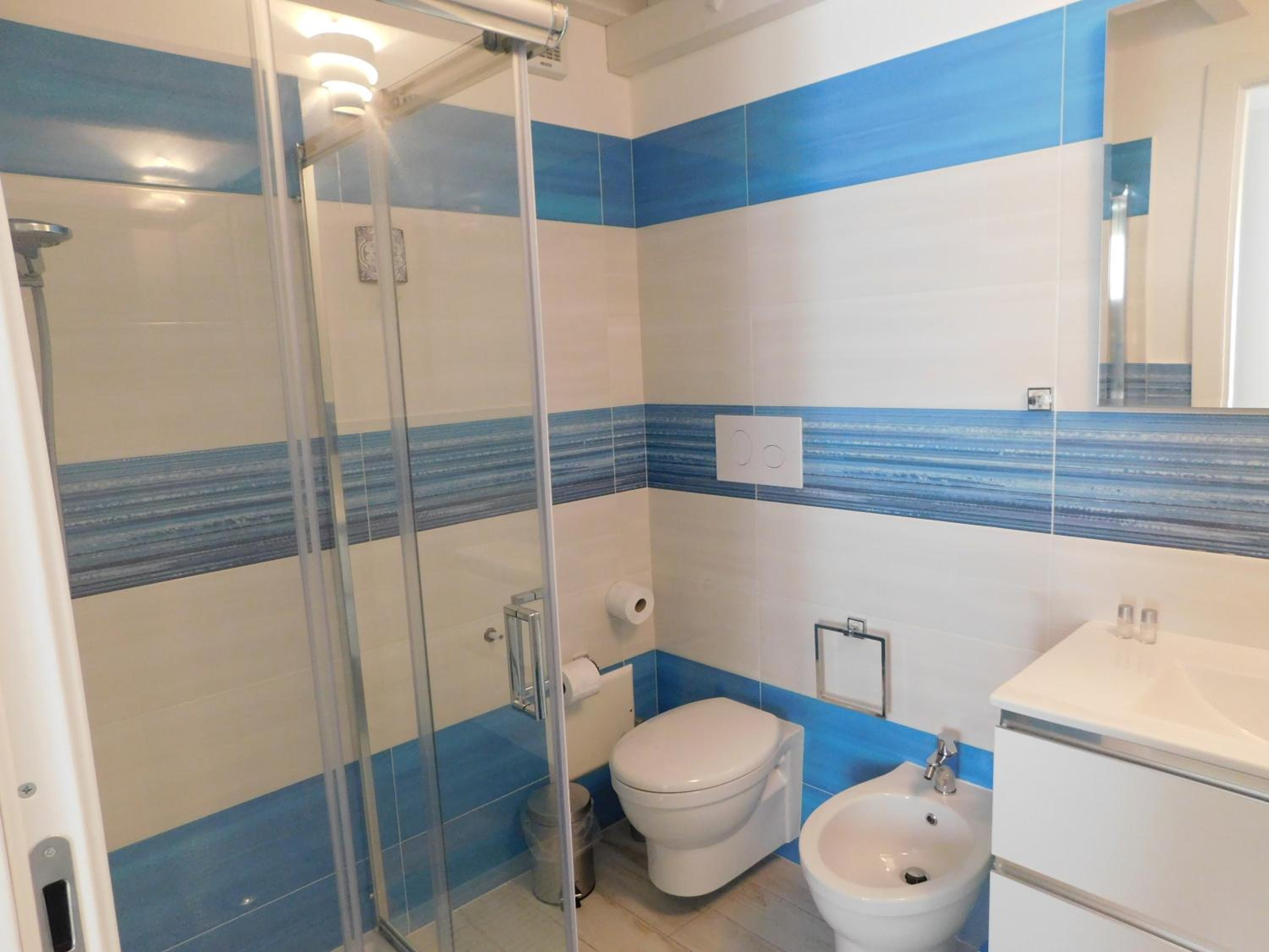 Double Room with Private Bathroom - Photo 2