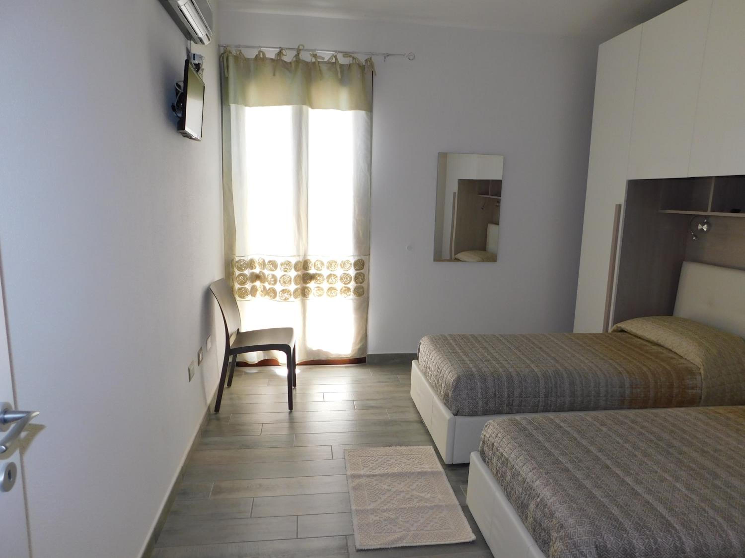 Double Room with Private Bathroom - Photo 6