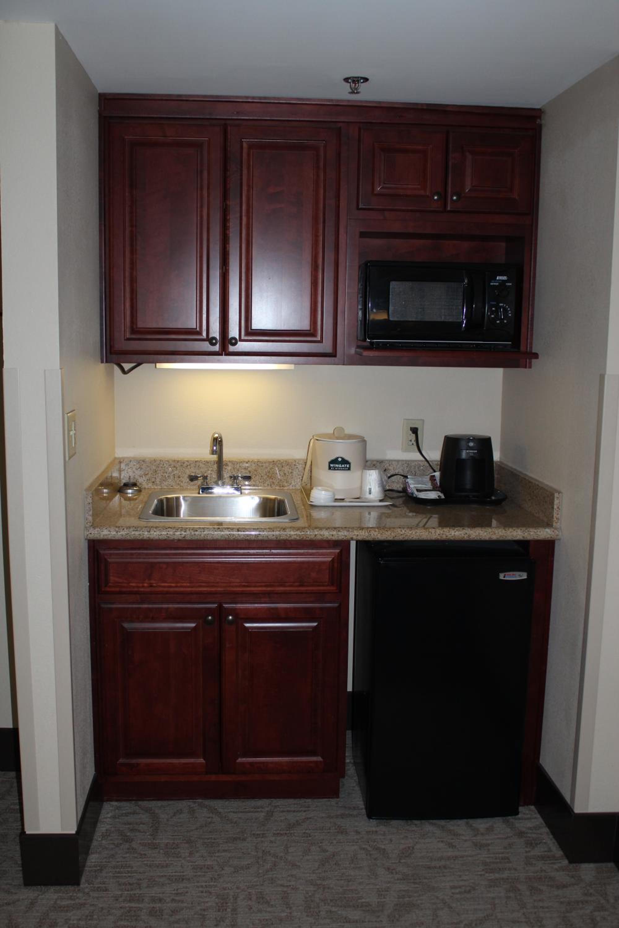 Queen Studio Suite - Mobility Access/Non-Smoking - Photo 4