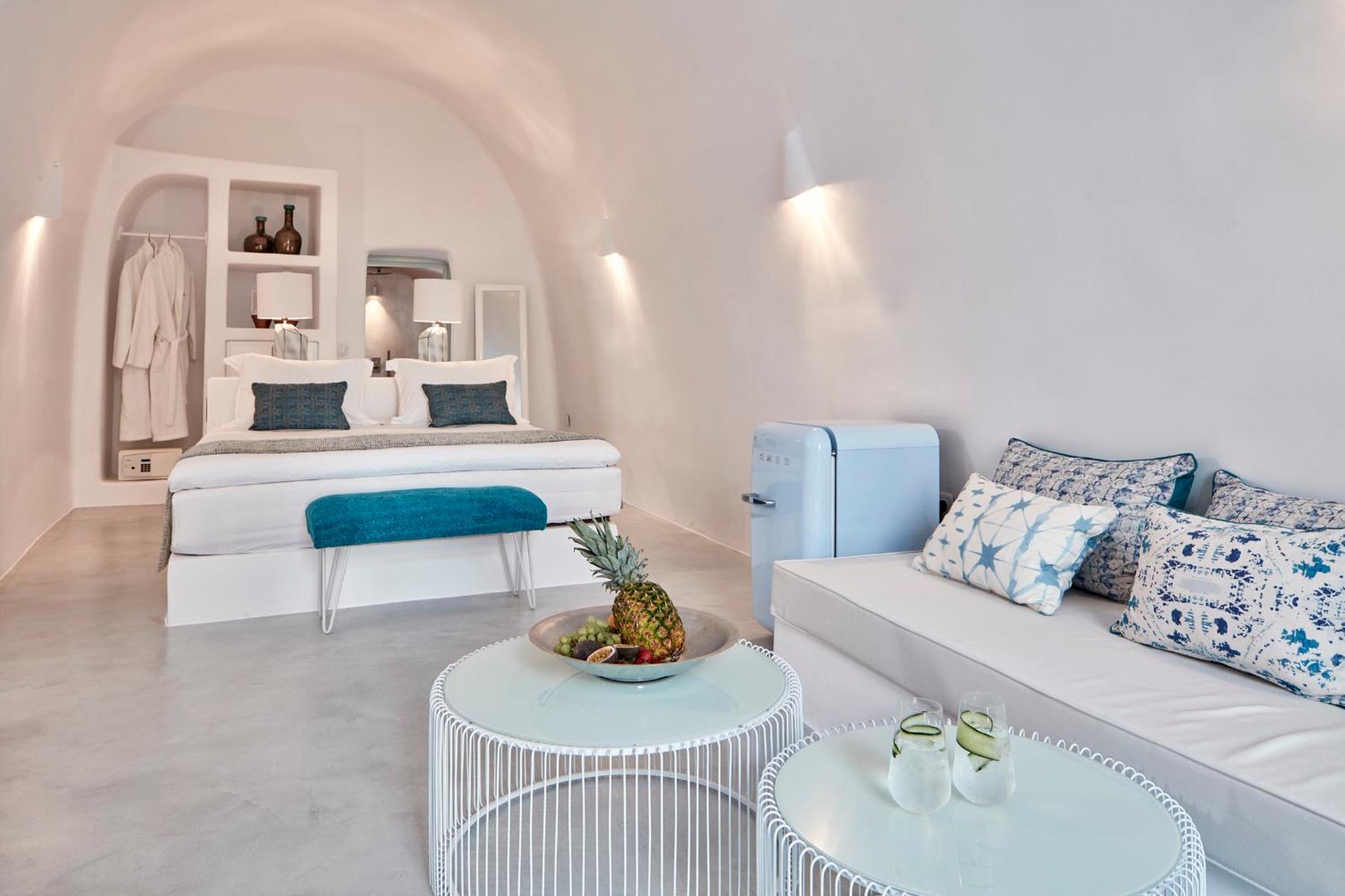 Honeymoon Executive Suite with Hot Tub and Caldera View