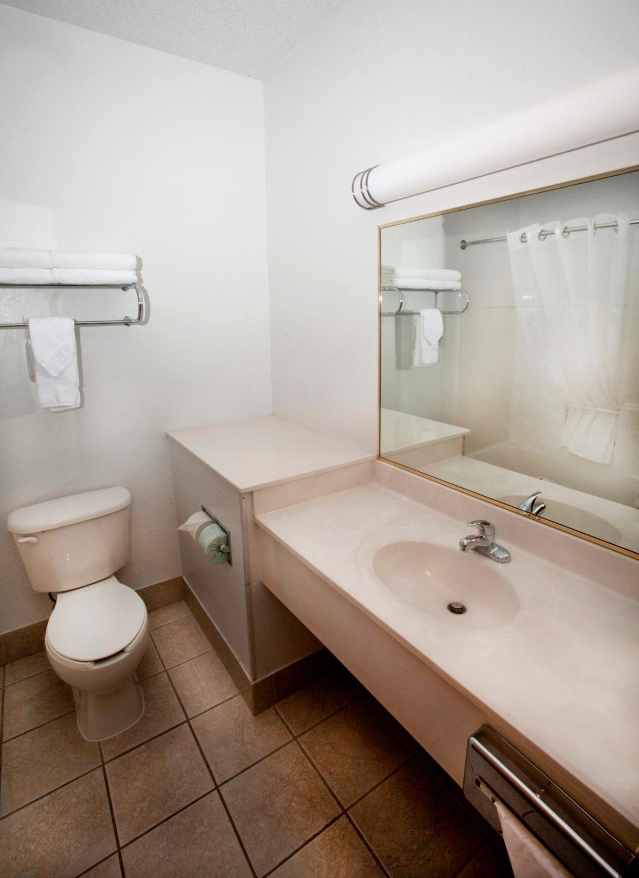 Queen Room with Two Queen Beds and Pool View - Disability Access/Non-Smoking photo 3