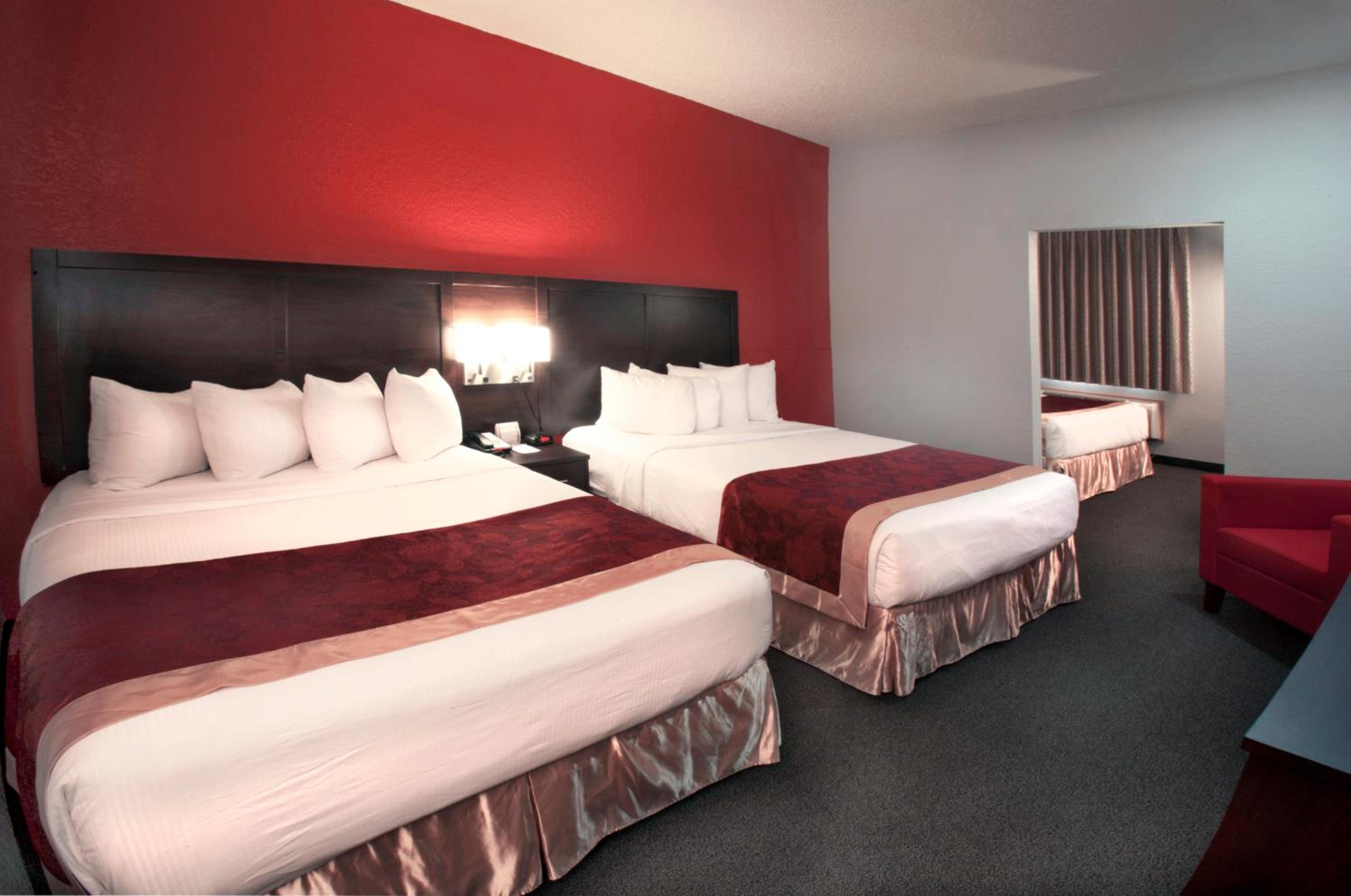 Queen Suite with Three Queen Beds - Non-Smoking photo 3