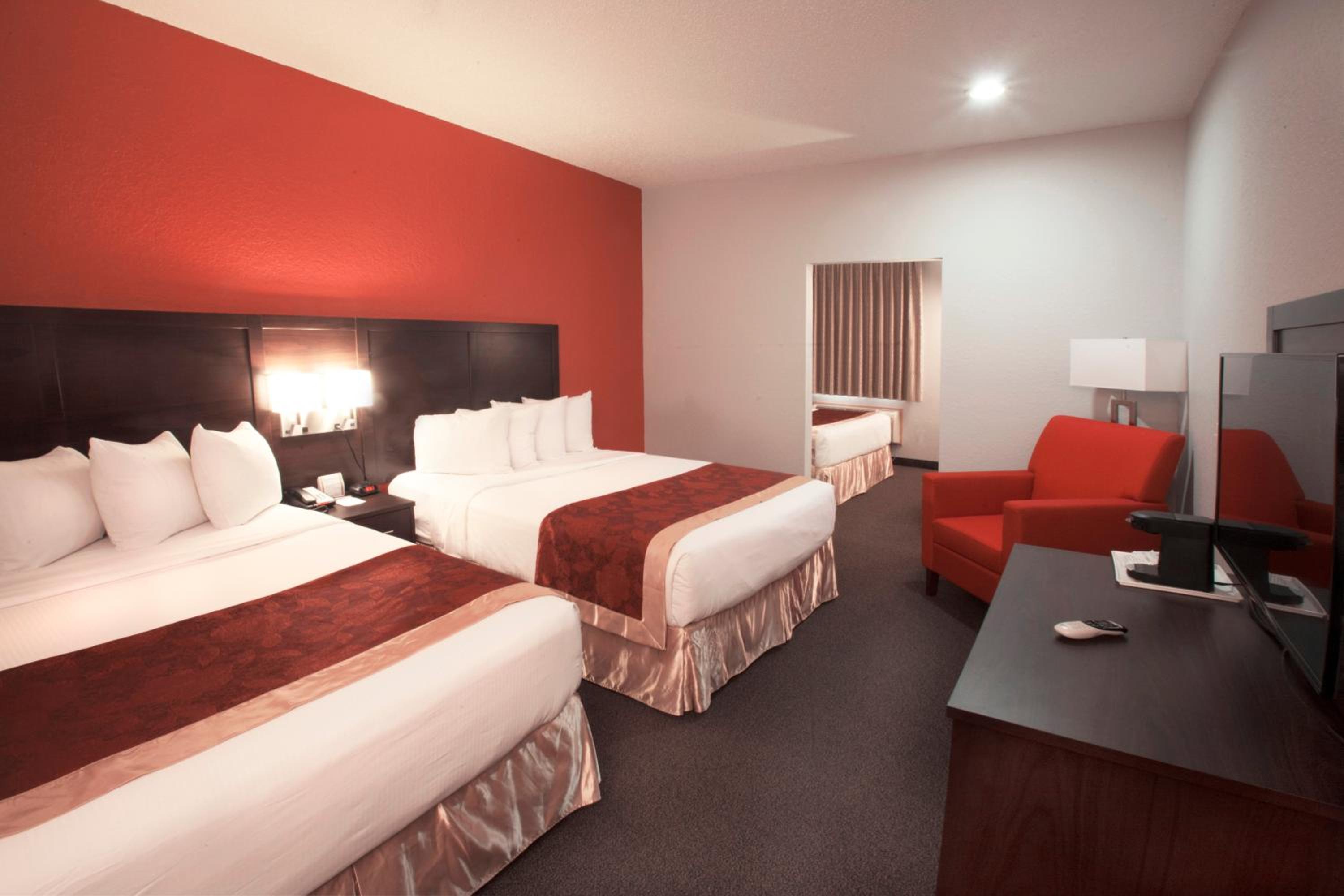 Queen Suite with Three Queen Beds - Non-Smoking photo 2