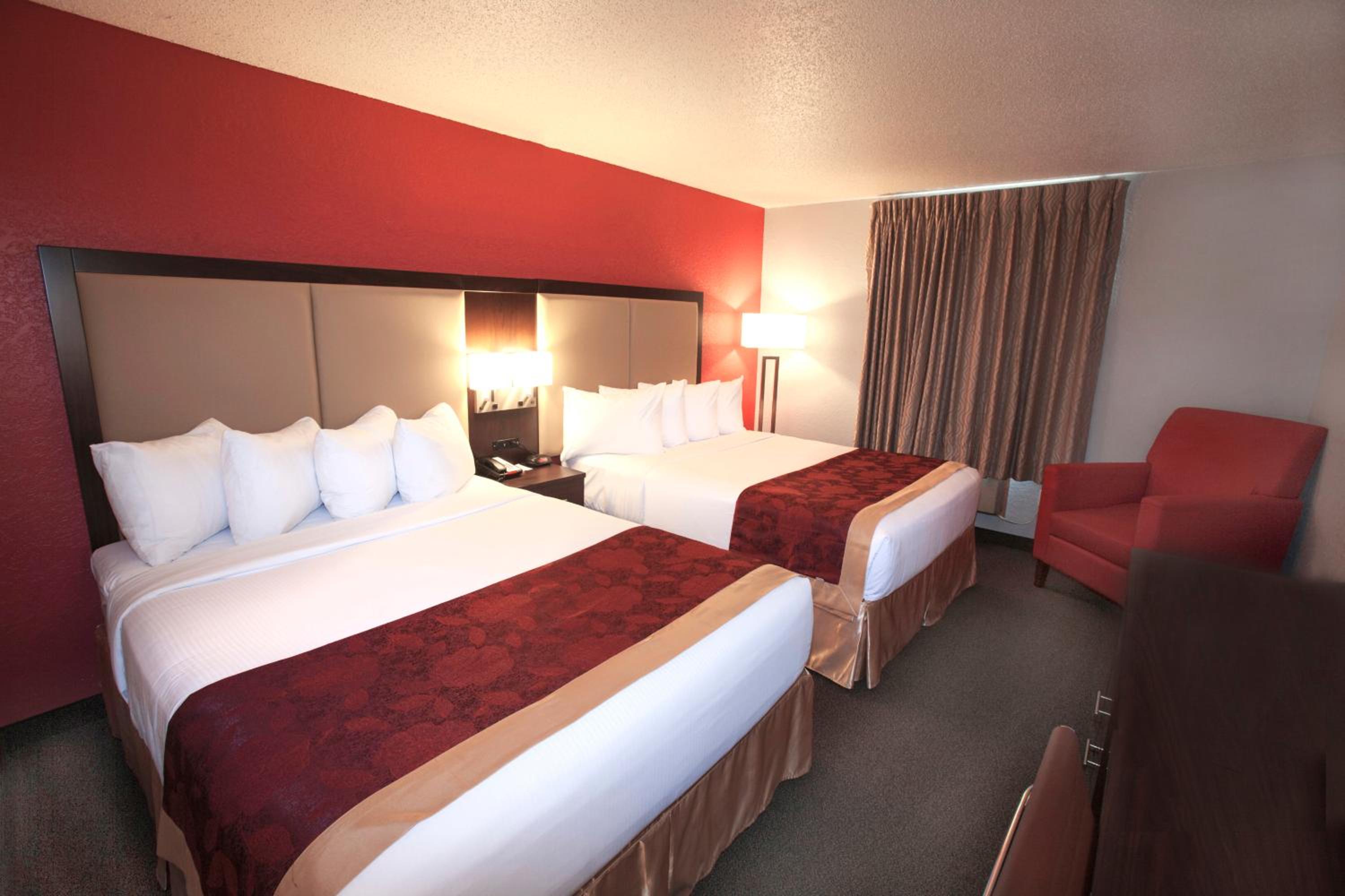Queen Room with Two Queen Beds and Pool View - Disability Access/Non-Smoking photo 2
