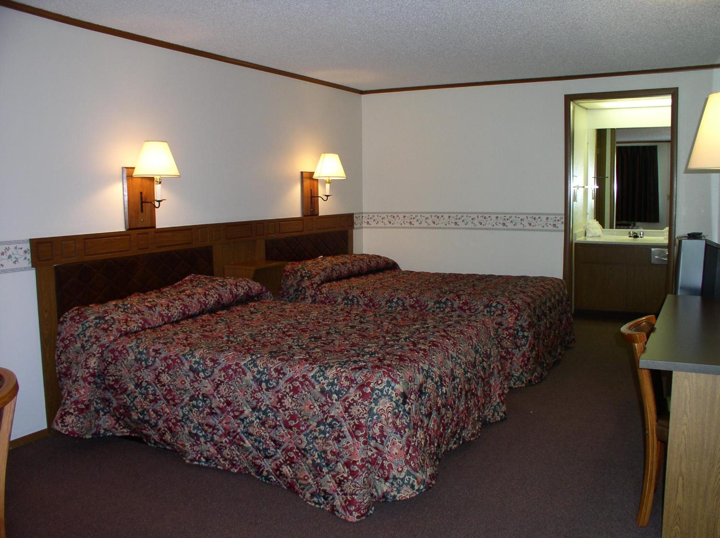 Standard Queen Room with Two Queen Beds - Photo 2