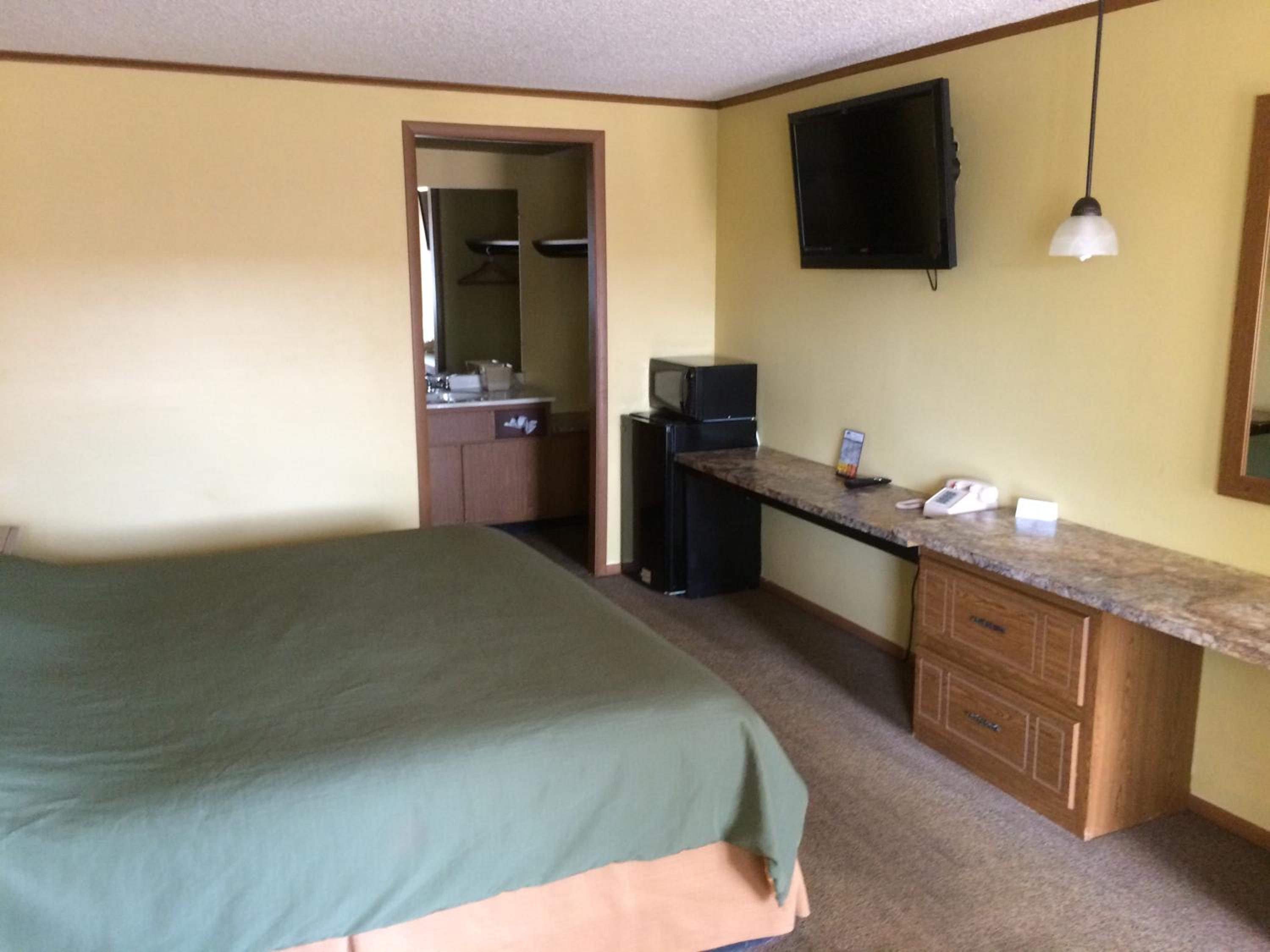 Standard Queen Room with One Queen Bed - Photo 3