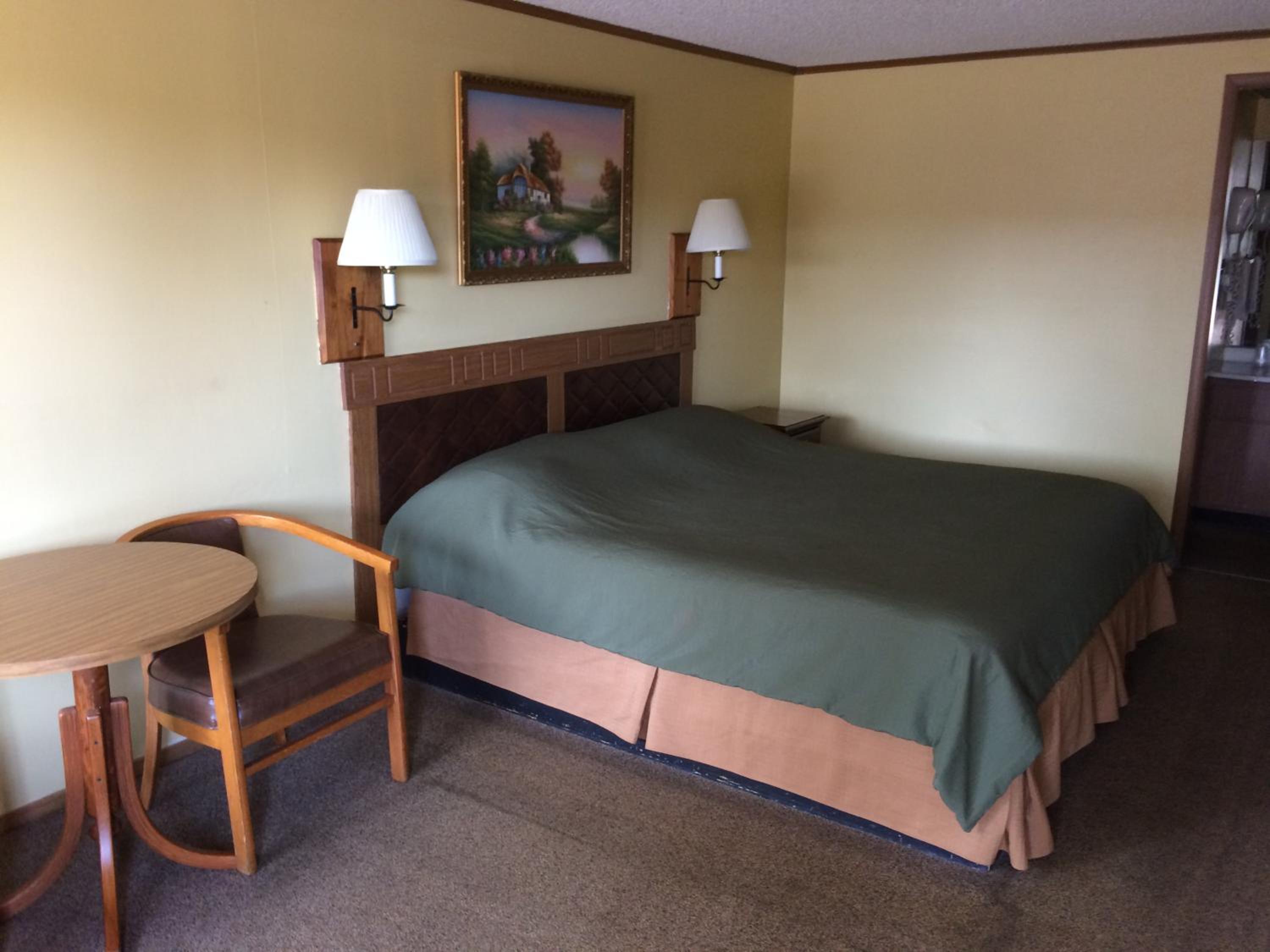 Standard Queen Room with One Queen Bed - Photo 5