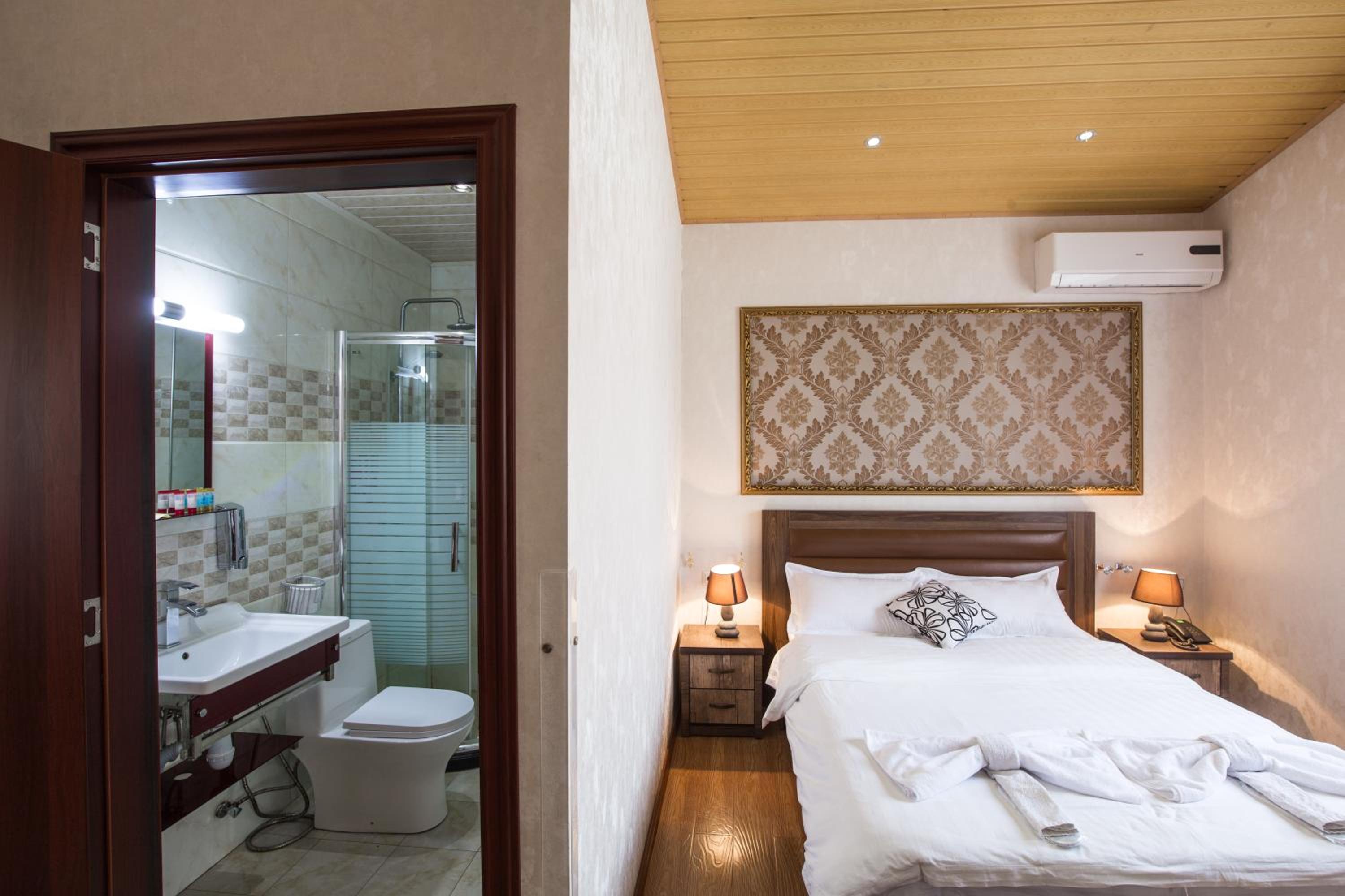 Deluxe Room - Photo 7