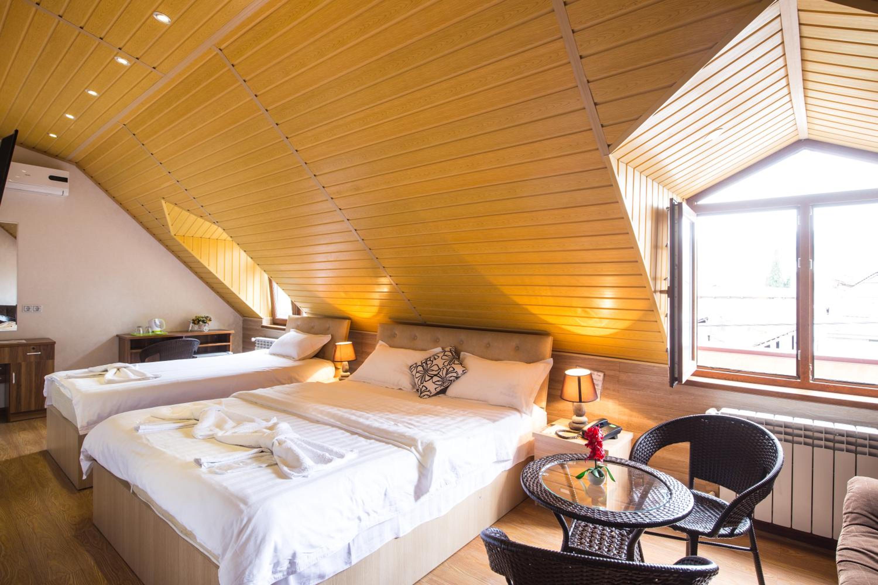 Deluxe Room - Photo 10