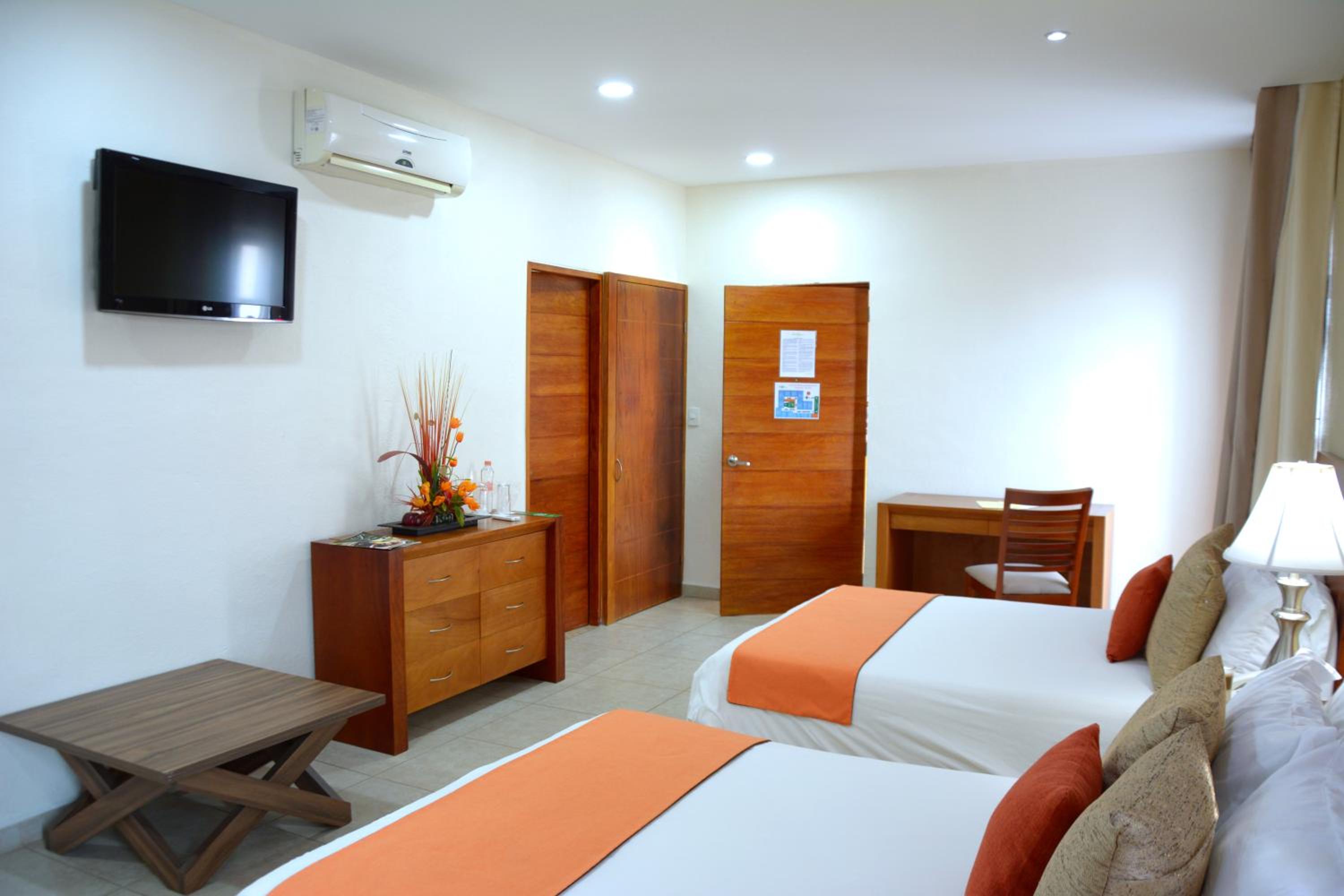 Superior Double Room with Two Double Beds - Photo 6