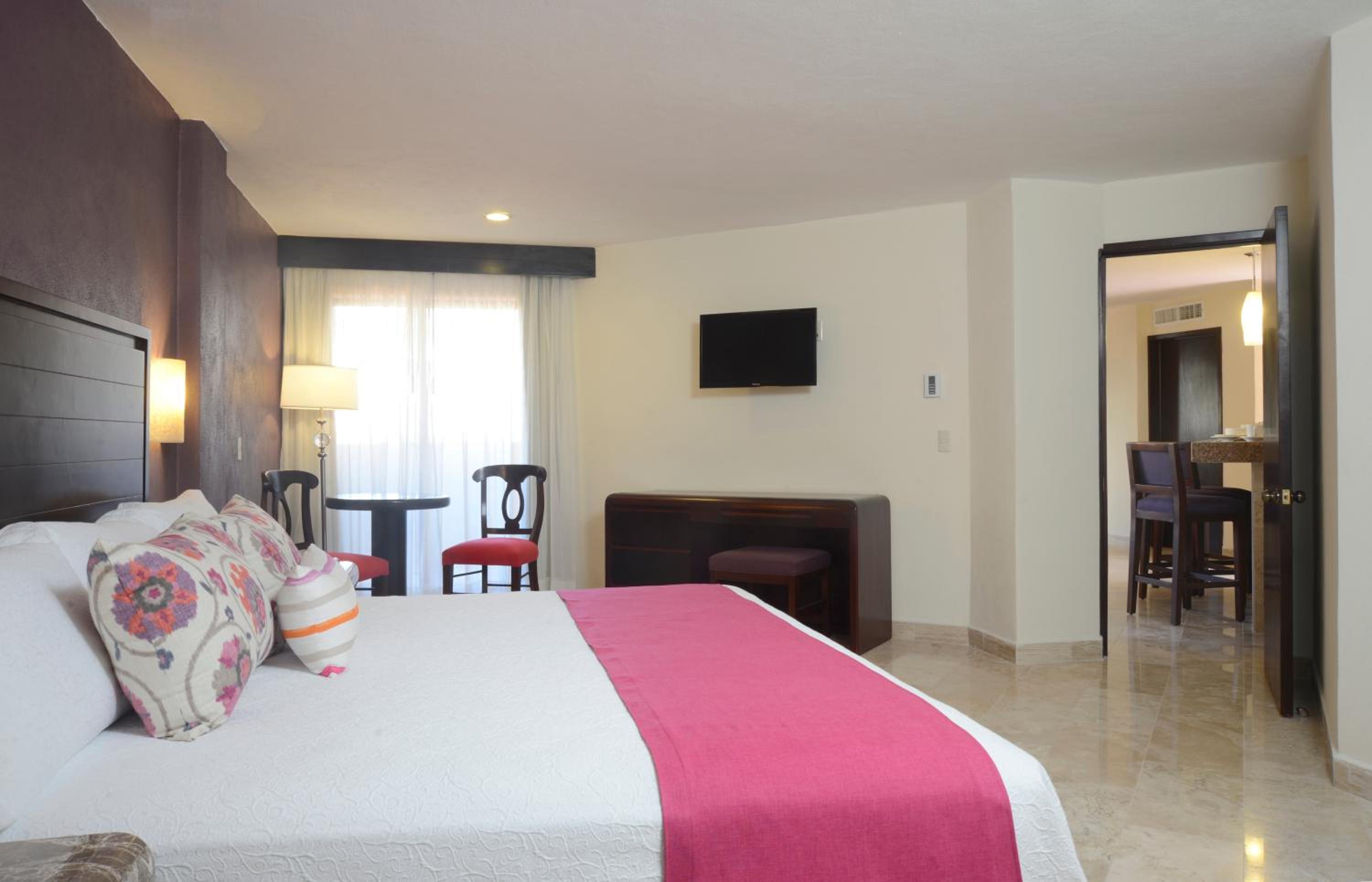 Two-Bedroom Luxury Suite - Photo 4