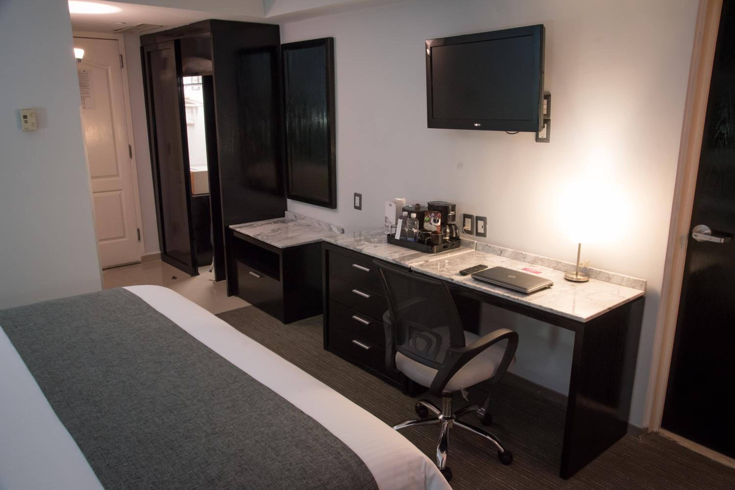 Queen Room - Photo 9