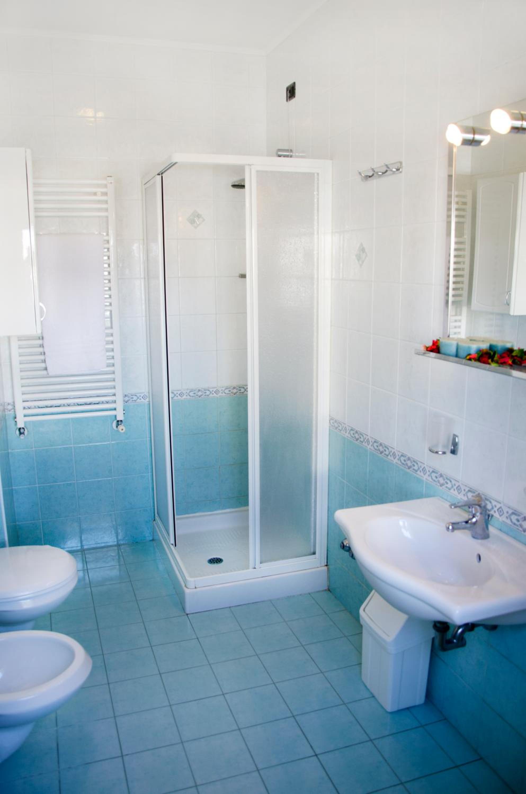 Double or Twin Room with Balcony - Photo 9