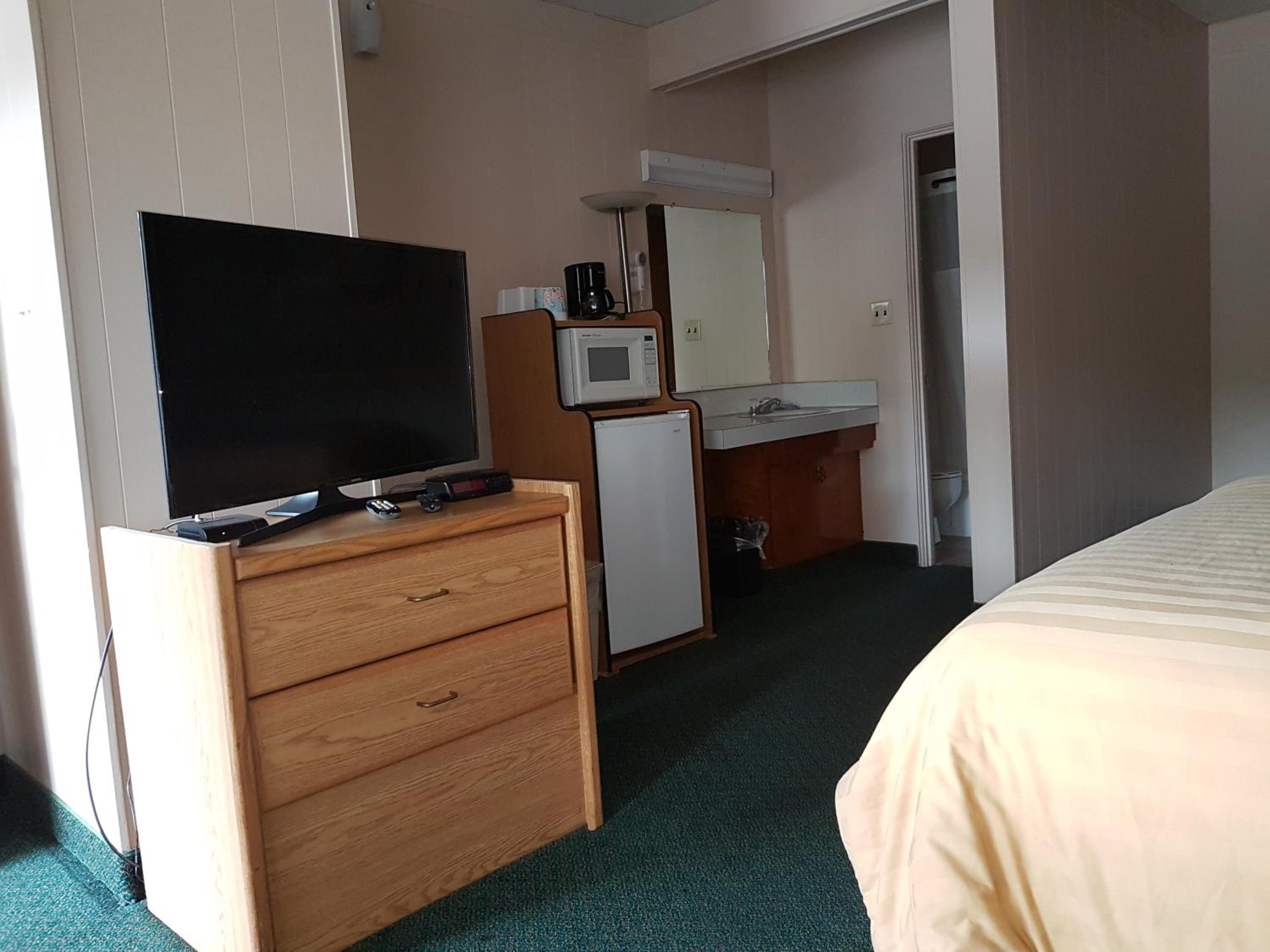 Queen Room with Two Queen Beds photo 2