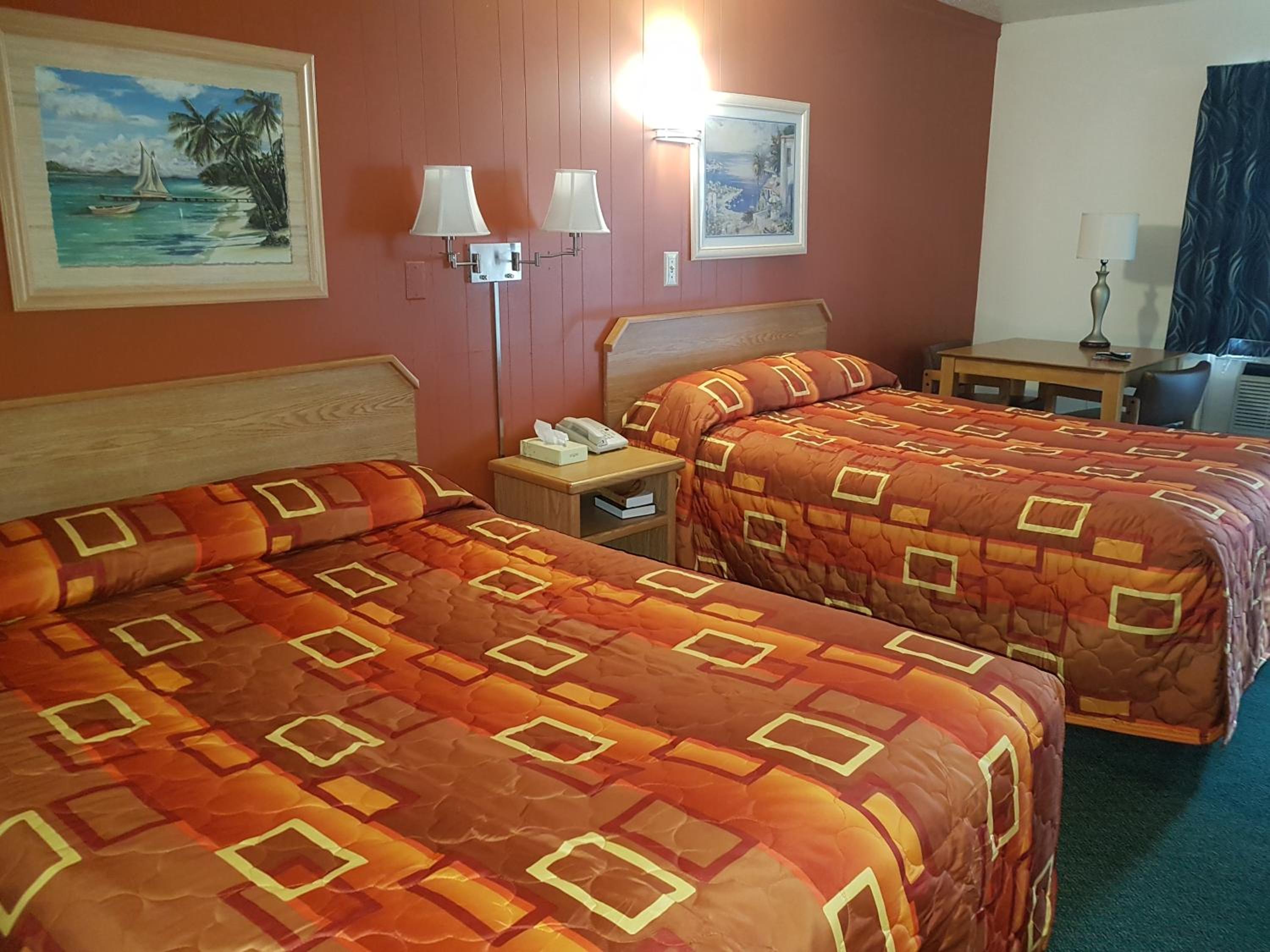 Queen Room with Two Queen Beds photo 1