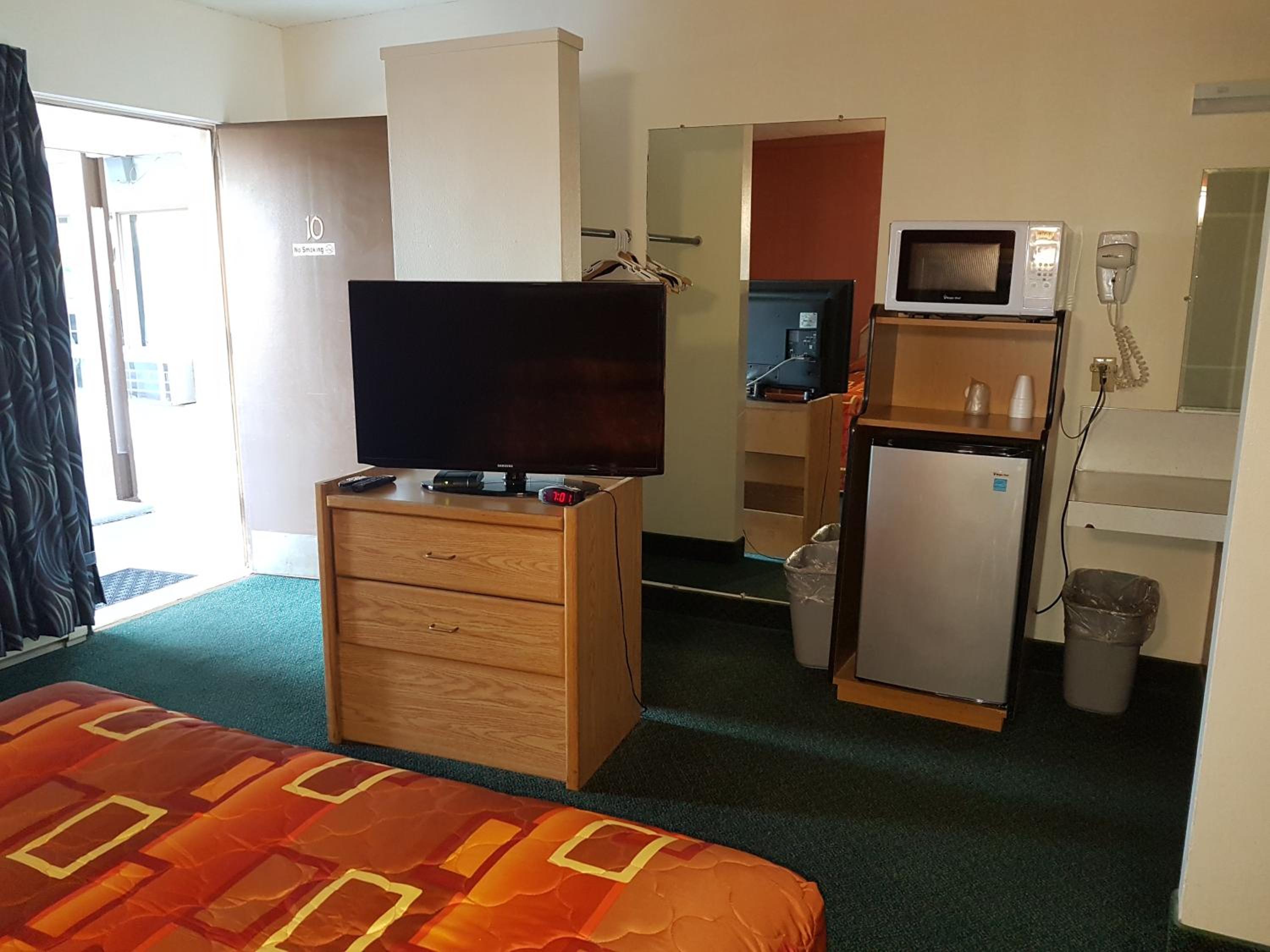 Queen Room with Two Queen Beds photo 3