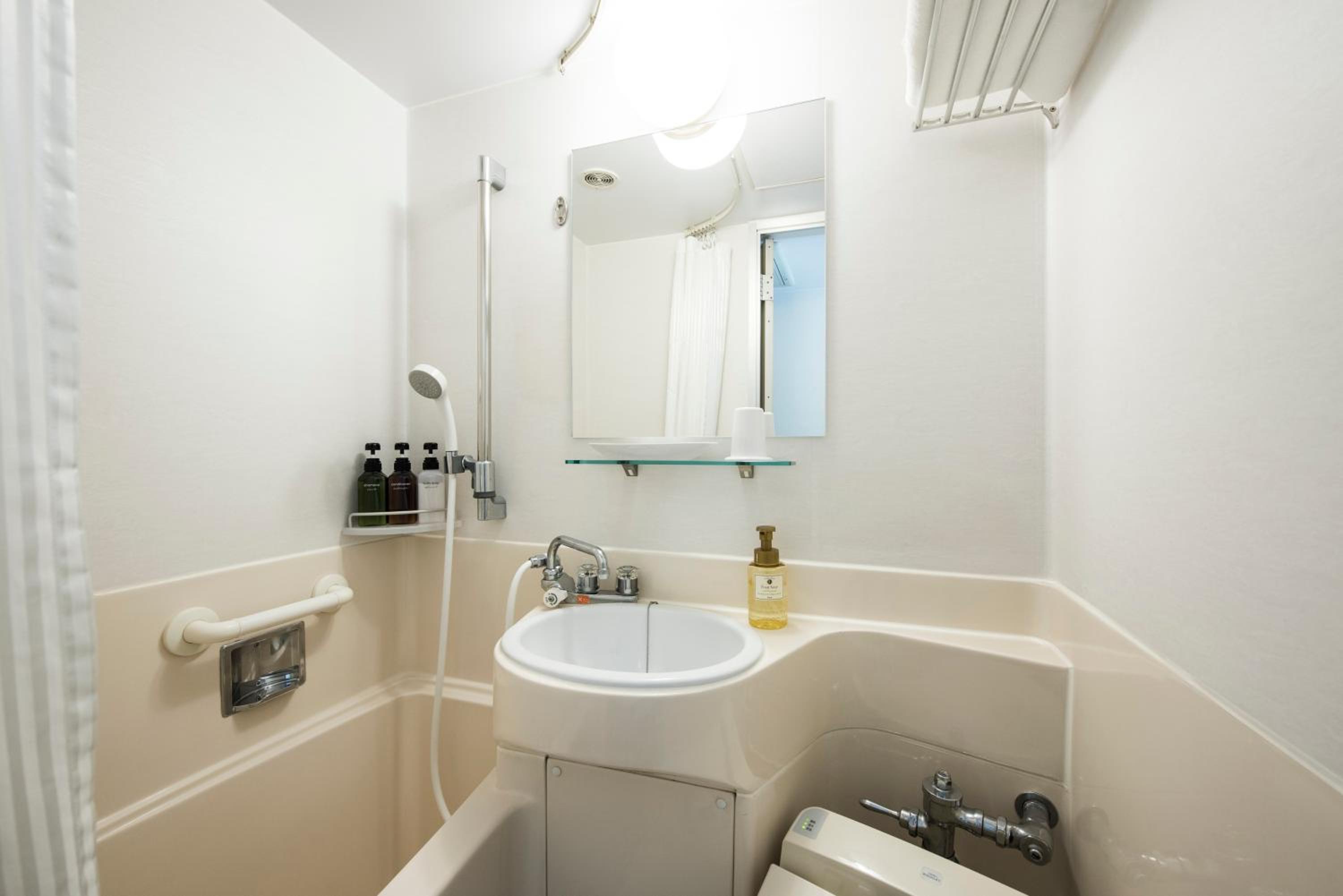 Single Room (2 Adults) - Smoking photo 2