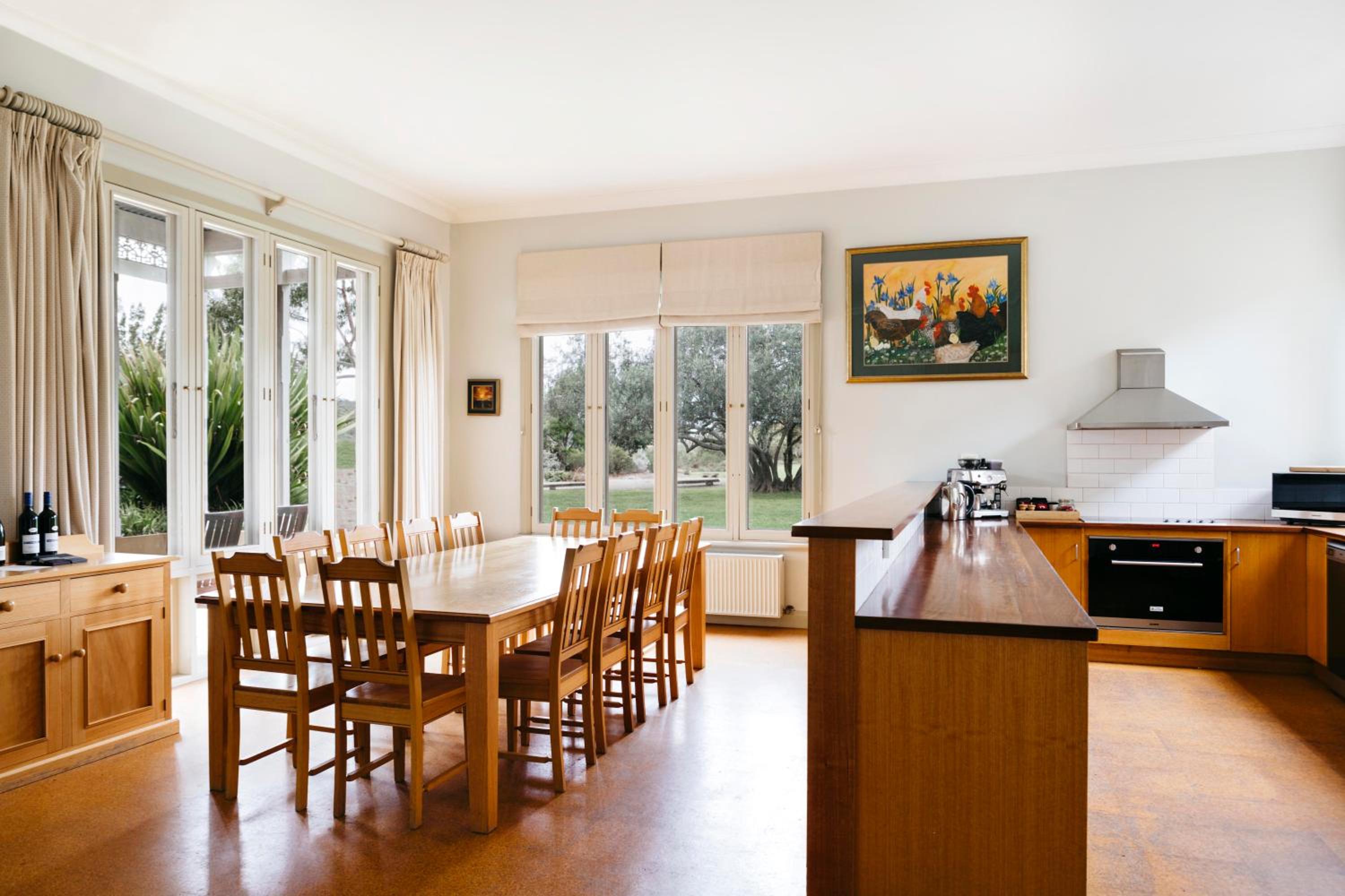 Six-Bedroom House photo 3