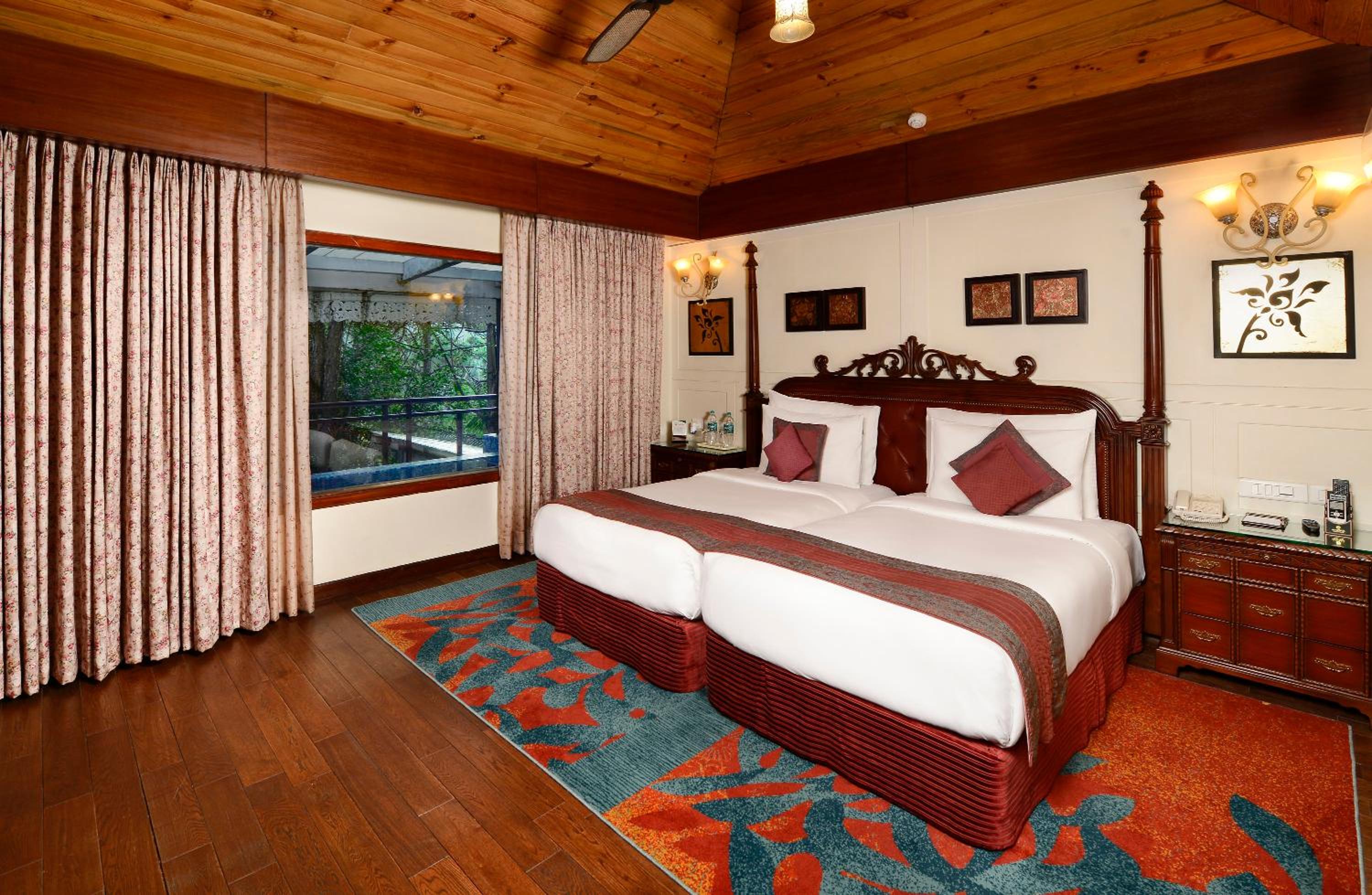 Family Room - 10% Discount on Foods & Soft Beverages* | 15% Discounts on Laundry Services* | INR 500 spa credit during your stay on selective Massage services. TnC Apply.* | Free Minibar - 2 cans of soft Beverages (Once on Arrival) - Photo 4