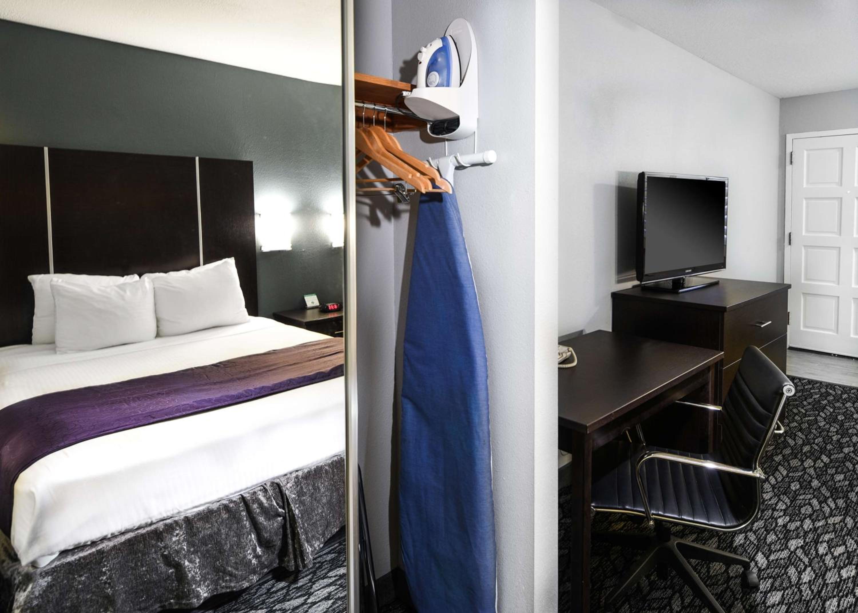King Room - Non-Smoking - Photo 3