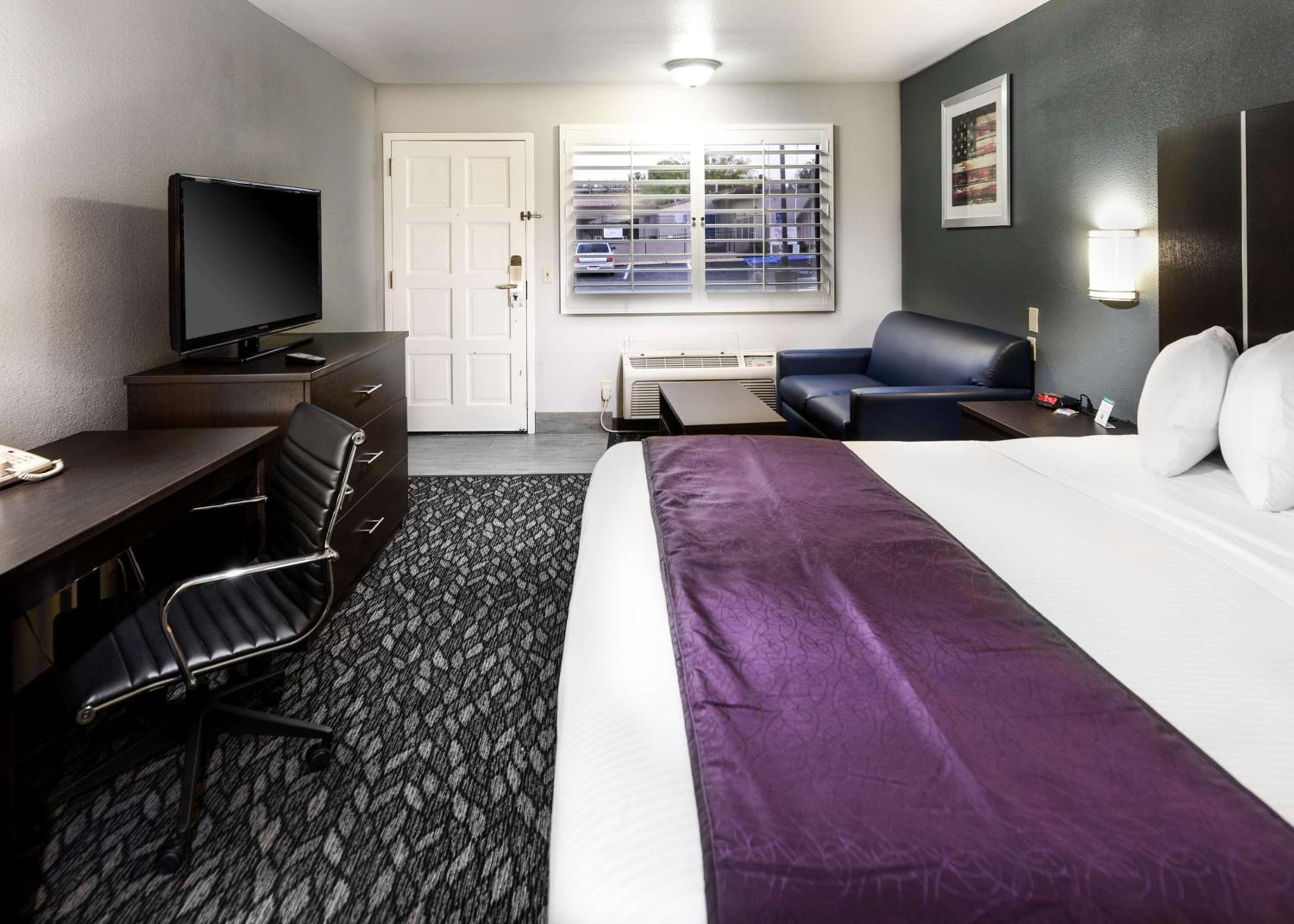 Deluxe King Room - Non-Smoking - Photo 1