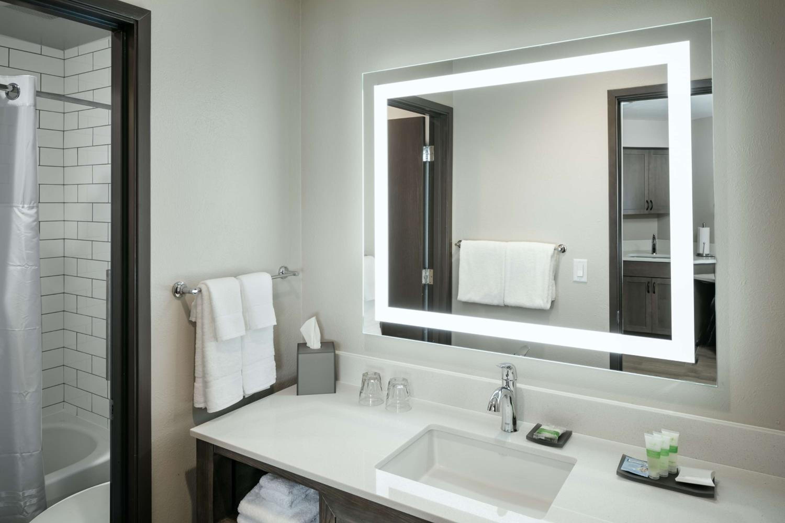 Deluxe King Room photo 2