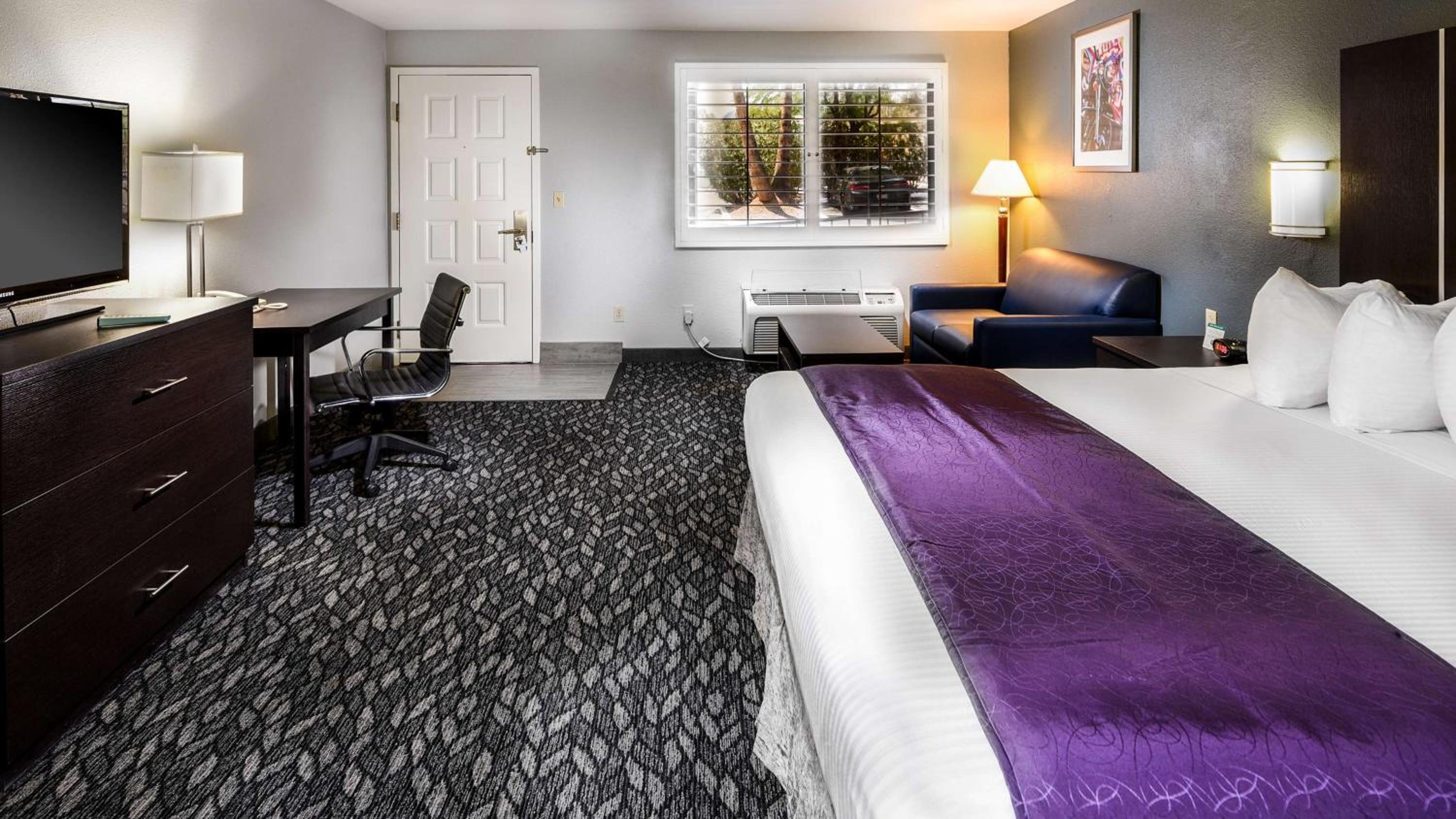Deluxe King Room - Non-Smoking - Photo 7