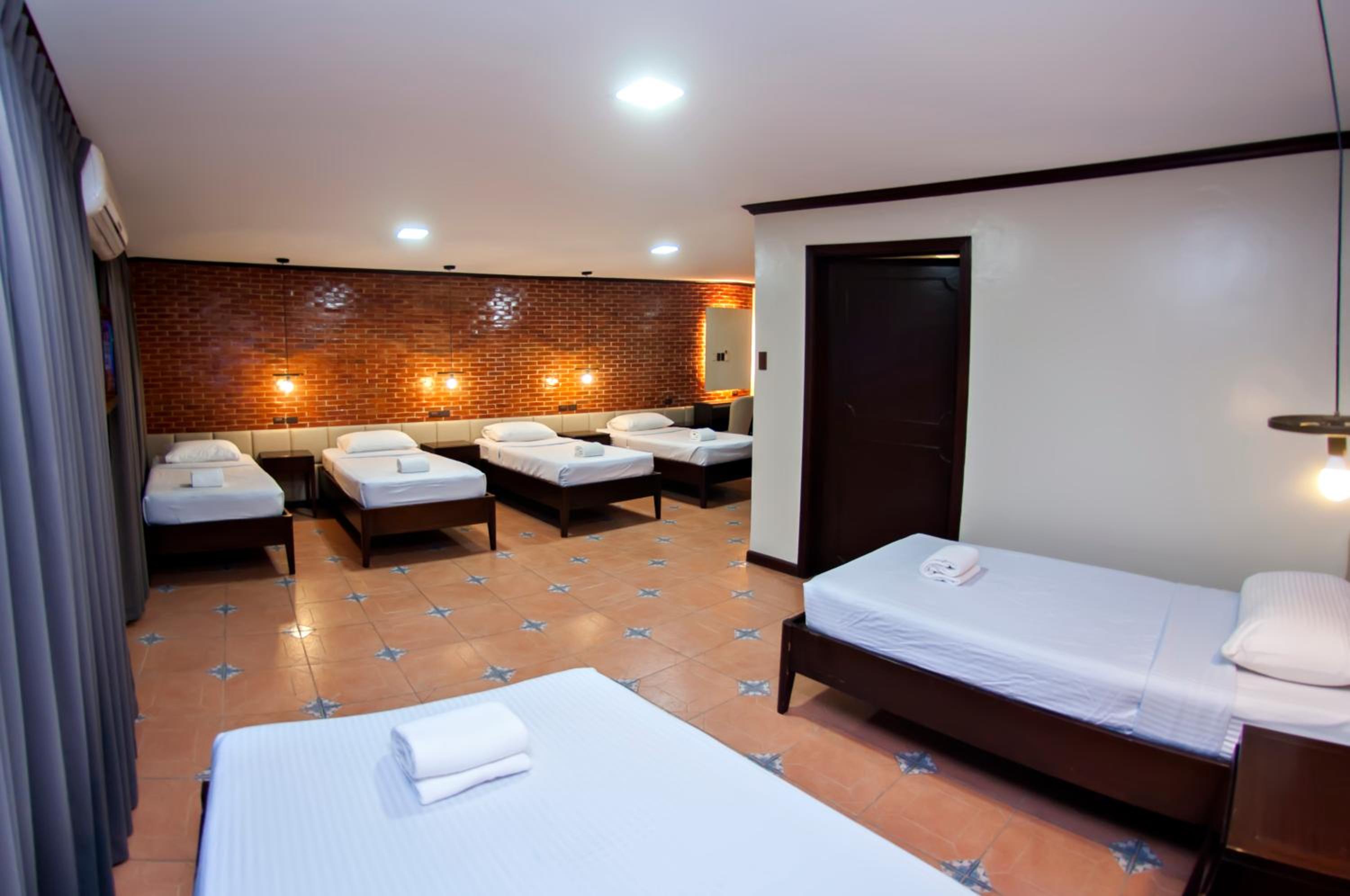 6-Bed Mixed Dormitory Room photo 3