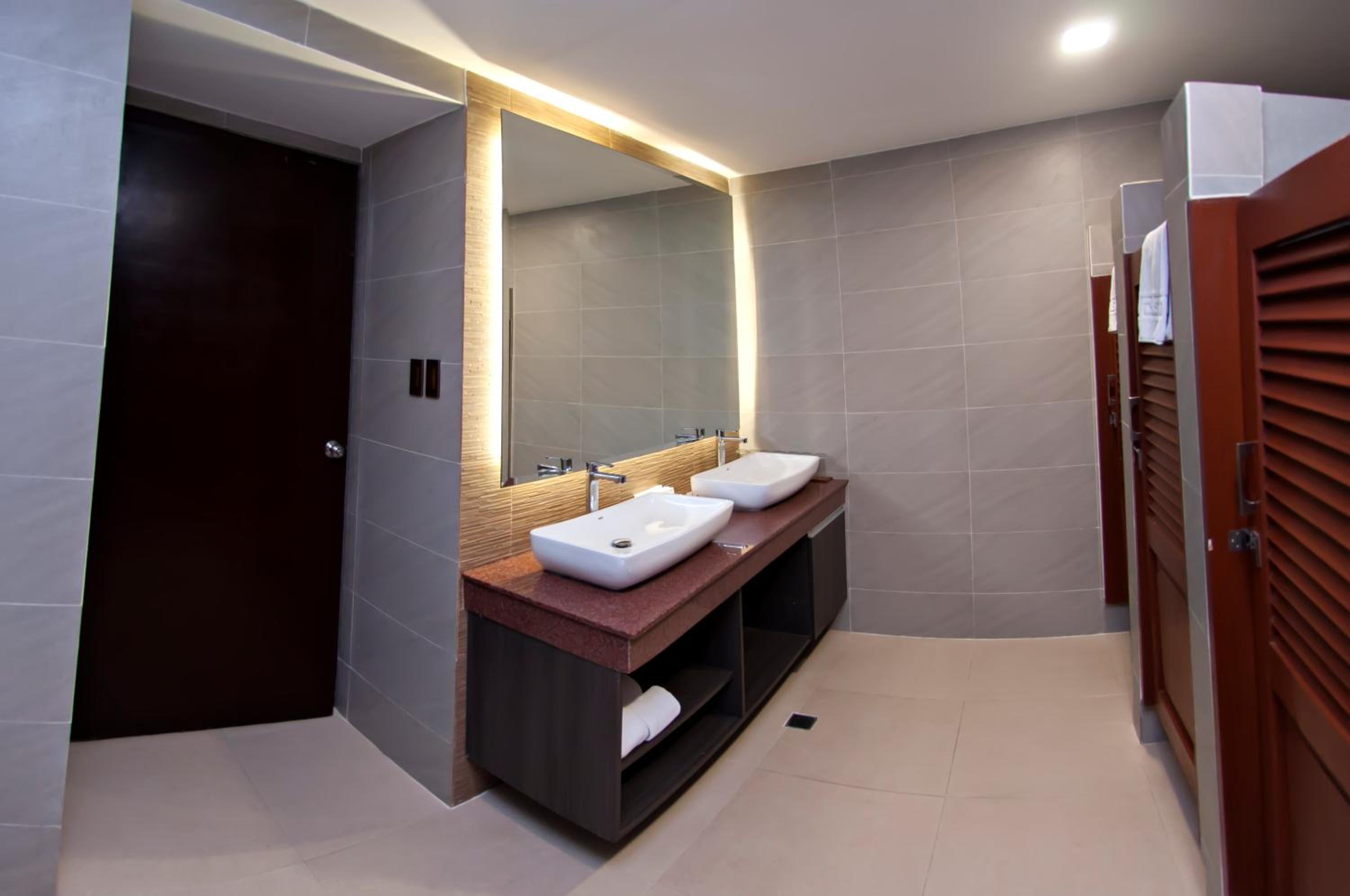 6-Bed Mixed Dormitory Room photo 3