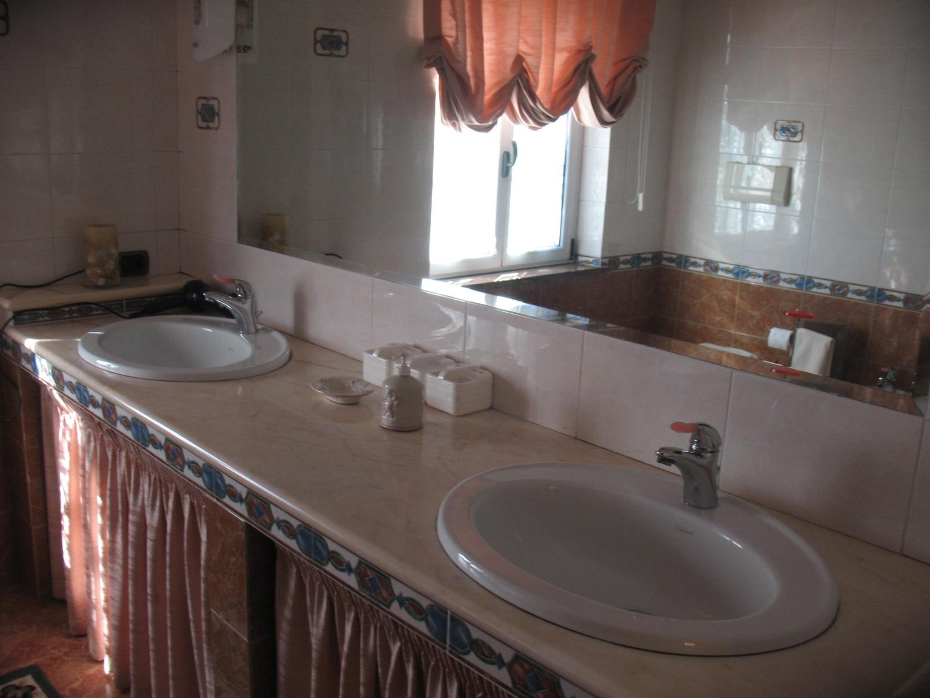 Deluxe Room (2 Adults + 1 Child) photo 3